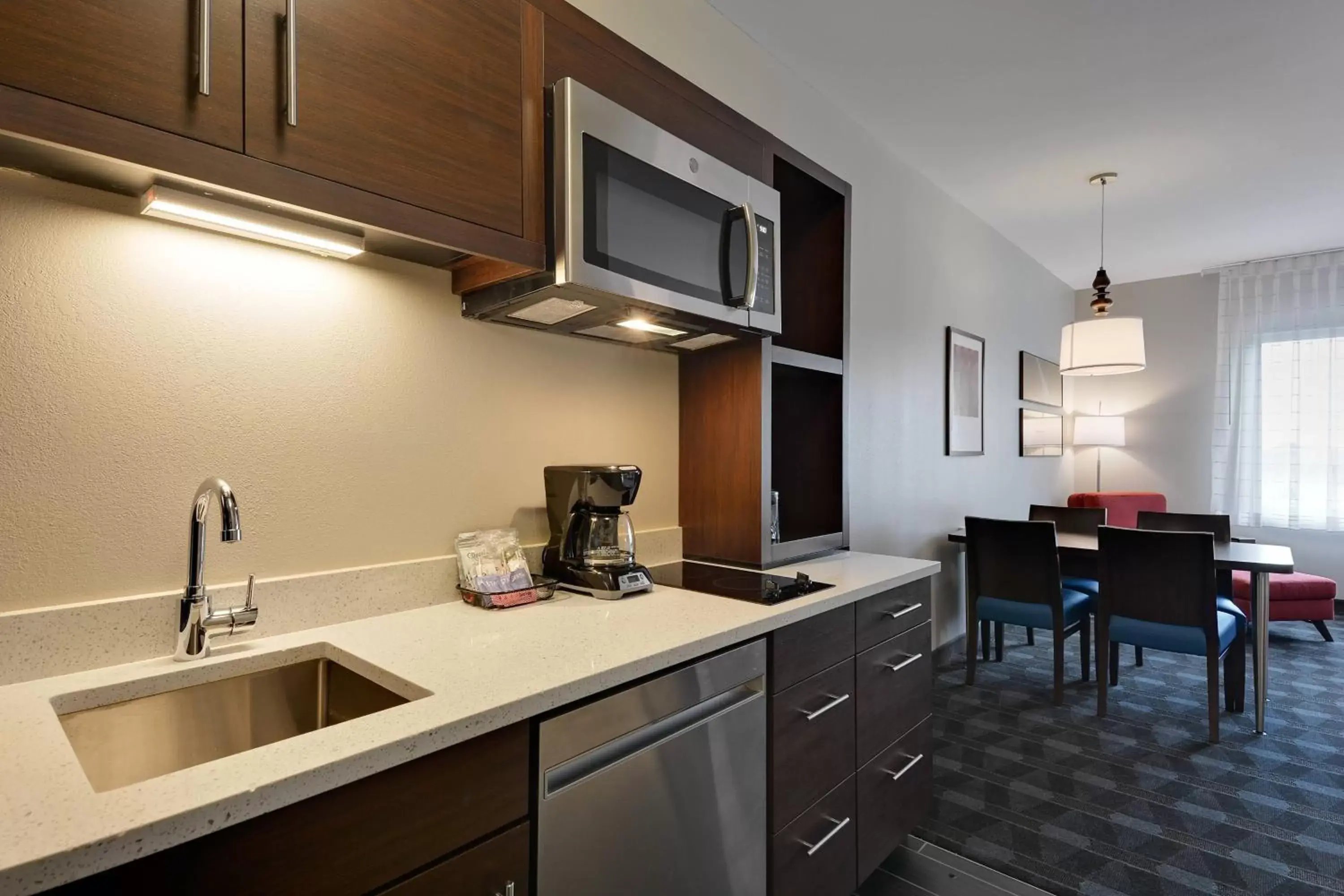 Bedroom, Kitchen/Kitchenette in TownePlace Suites by Marriott Detroit Allen Park