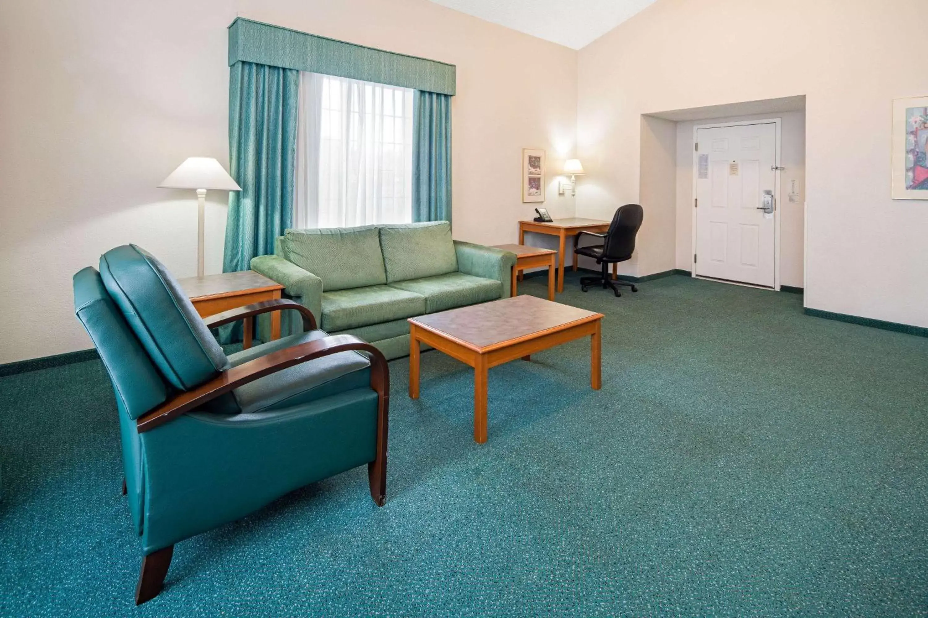 Photo of the whole room, Seating Area in La Quinta Inn by Wyndham San Diego Vista