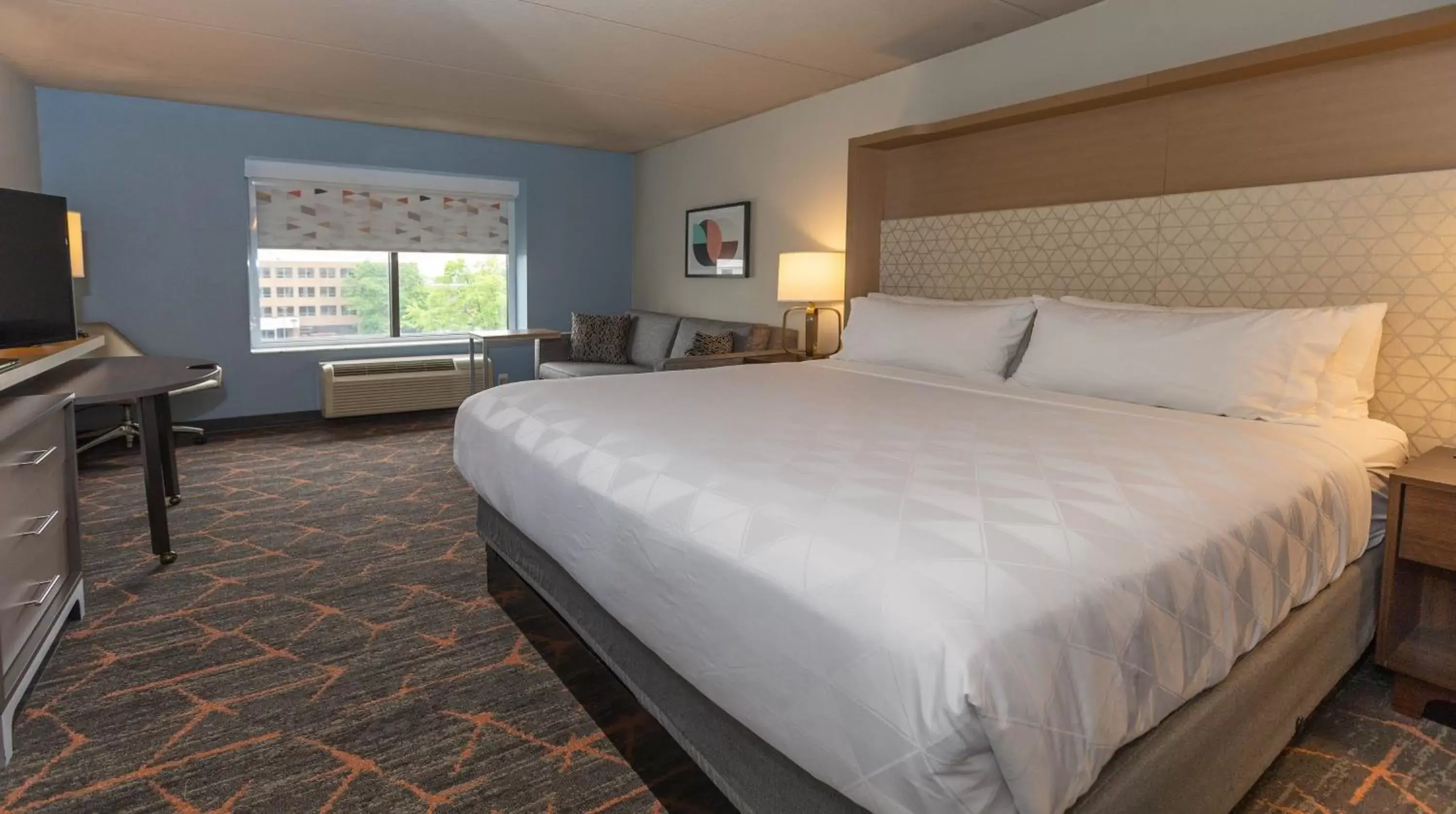 Photo of the whole room, Bed in Holiday Inn Cleveland - South Independence, an IHG Hotel