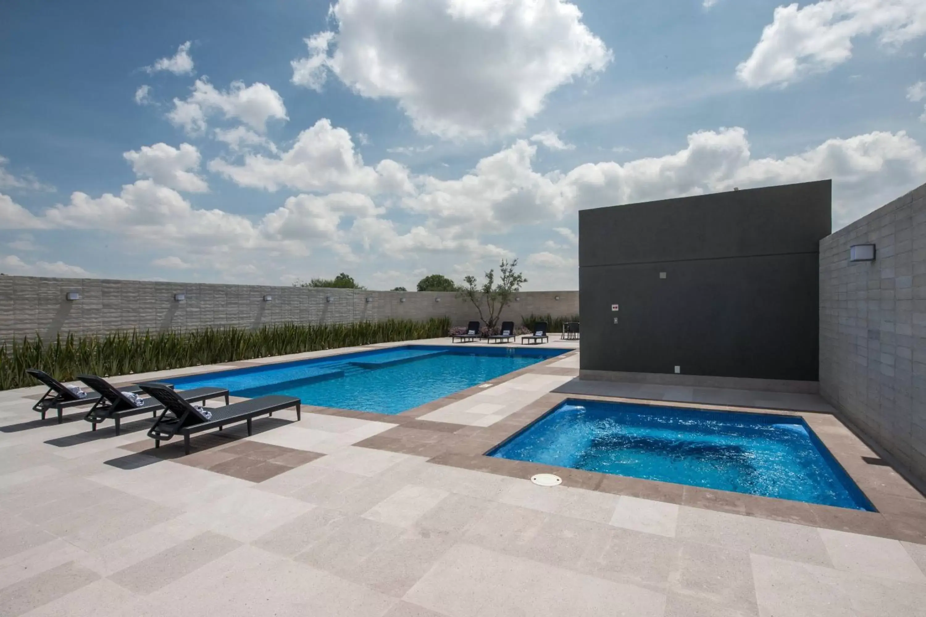 Swimming Pool in Courtyard by Marriott San Luis Potosi, Los Lagos