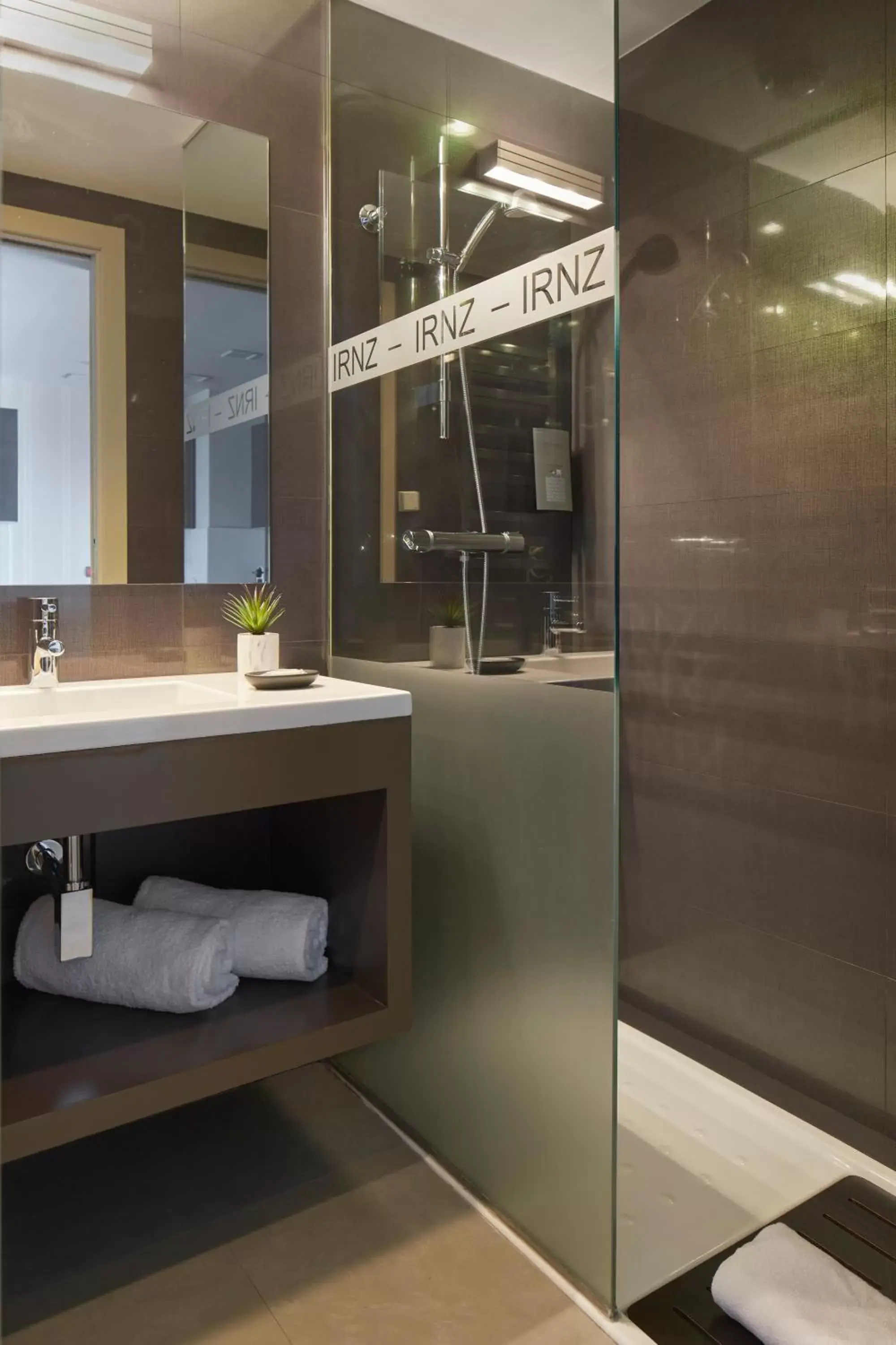 Shower, Bathroom in Irenaz Resort Apartamentos