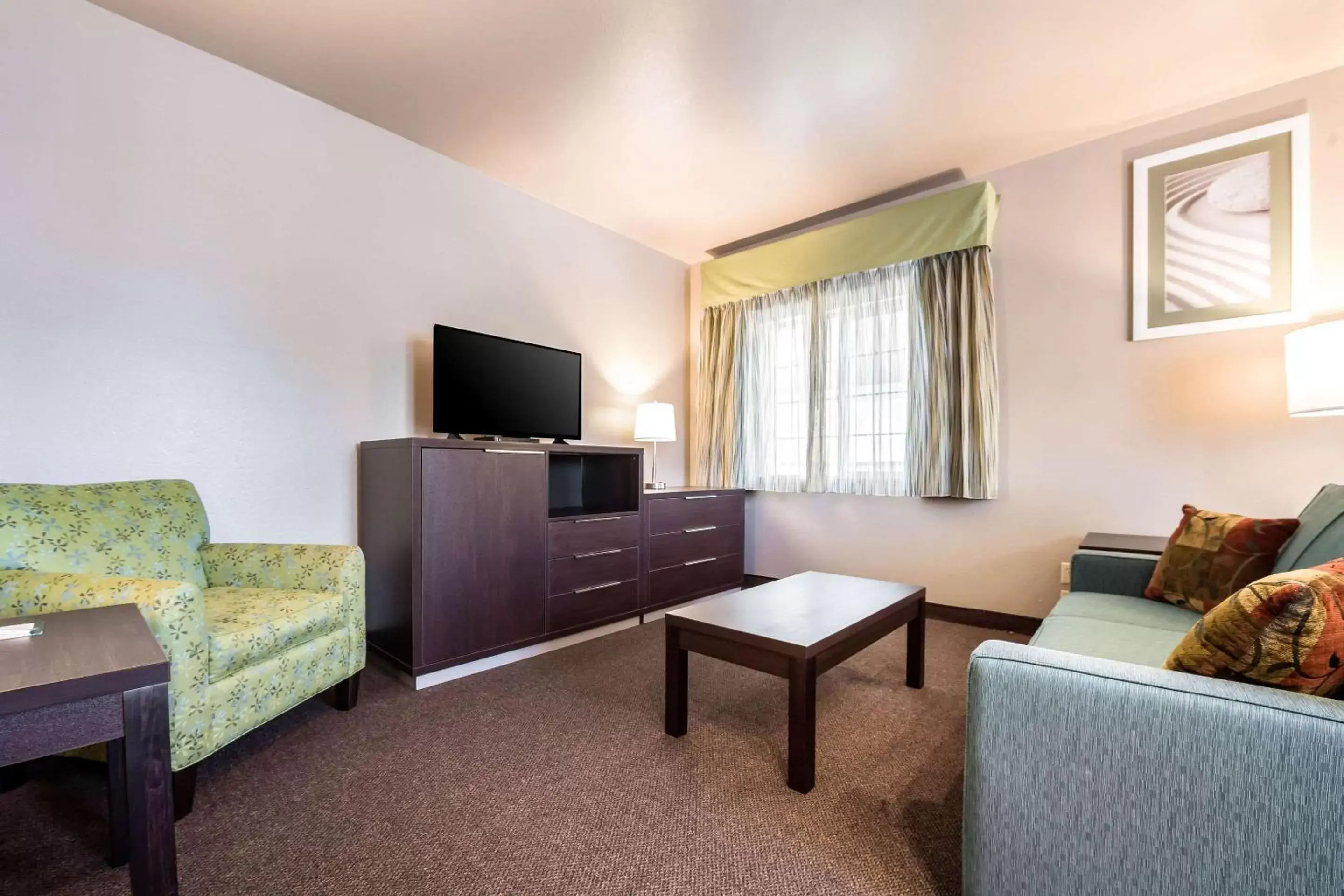 Bedroom, TV/Entertainment Center in Quality Inn & Suites Bainbridge Island