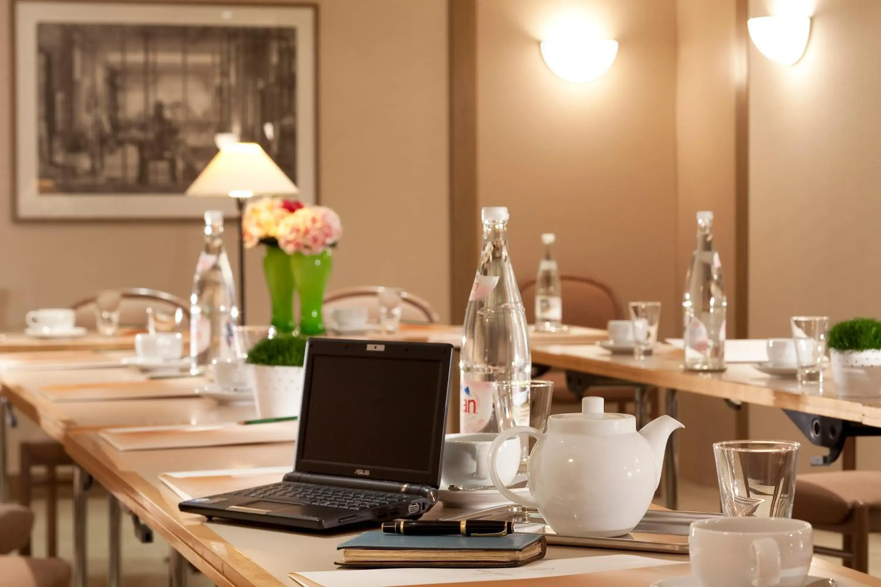 Meeting/conference room, Restaurant/Places to Eat in Hôtel De l'Arcade