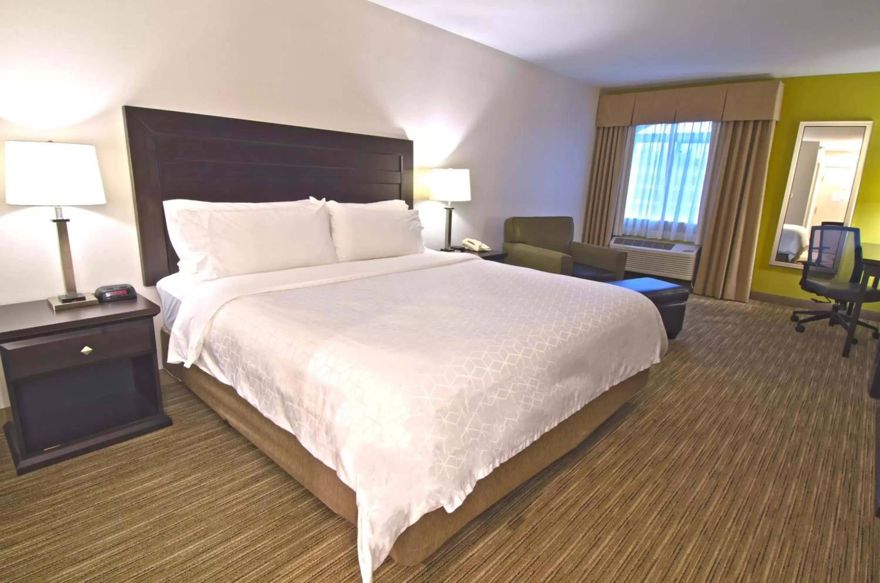 Photo of the whole room, Bed in Holiday Inn Express & Suites Chicago-Libertyville, an IHG Hotel