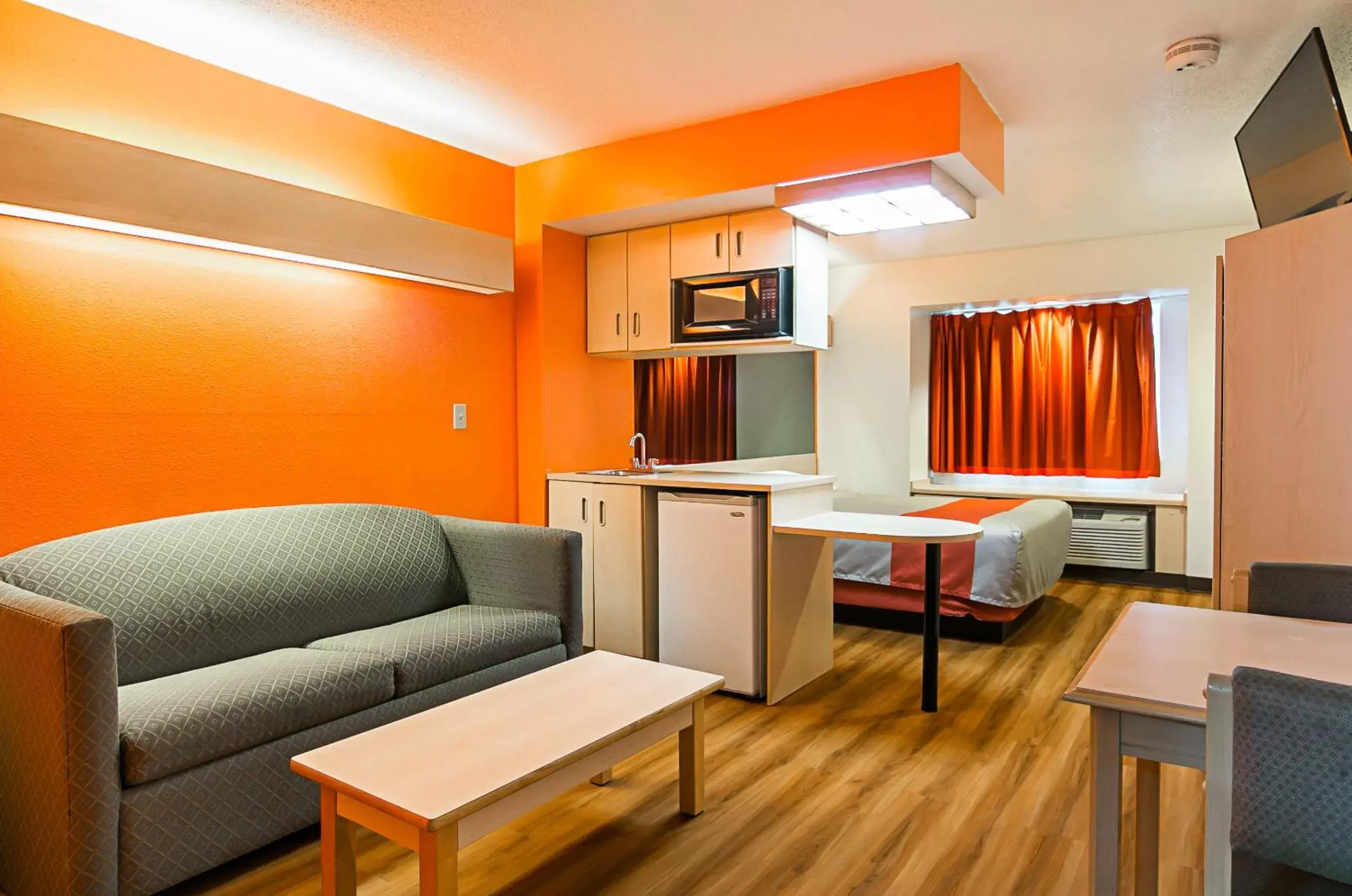Bedroom, Seating Area in Motel 6-Sycamore, IL