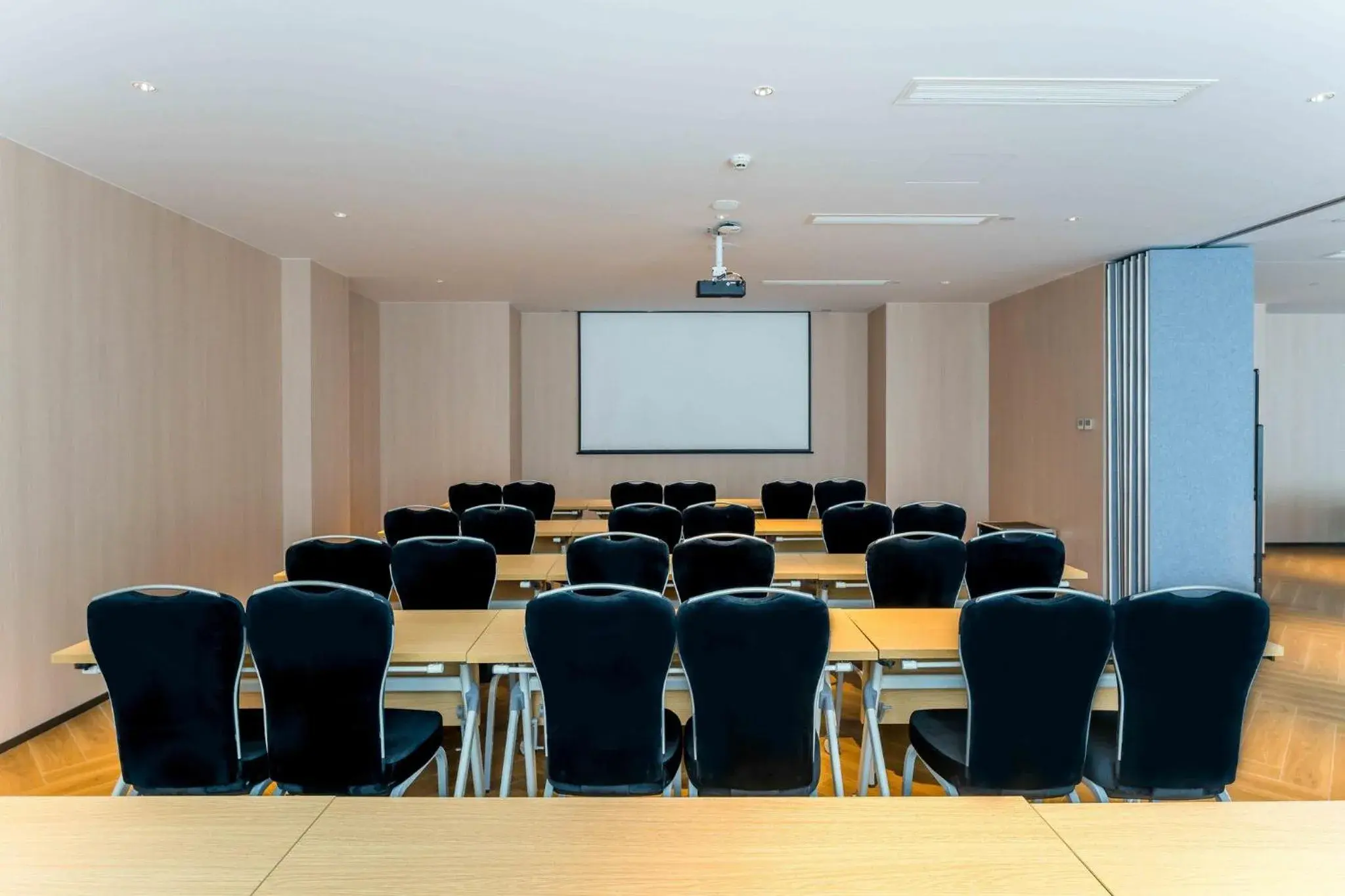 Meeting/conference room in Holiday Inn Express Hangzhou Airport, an IHG Hotel