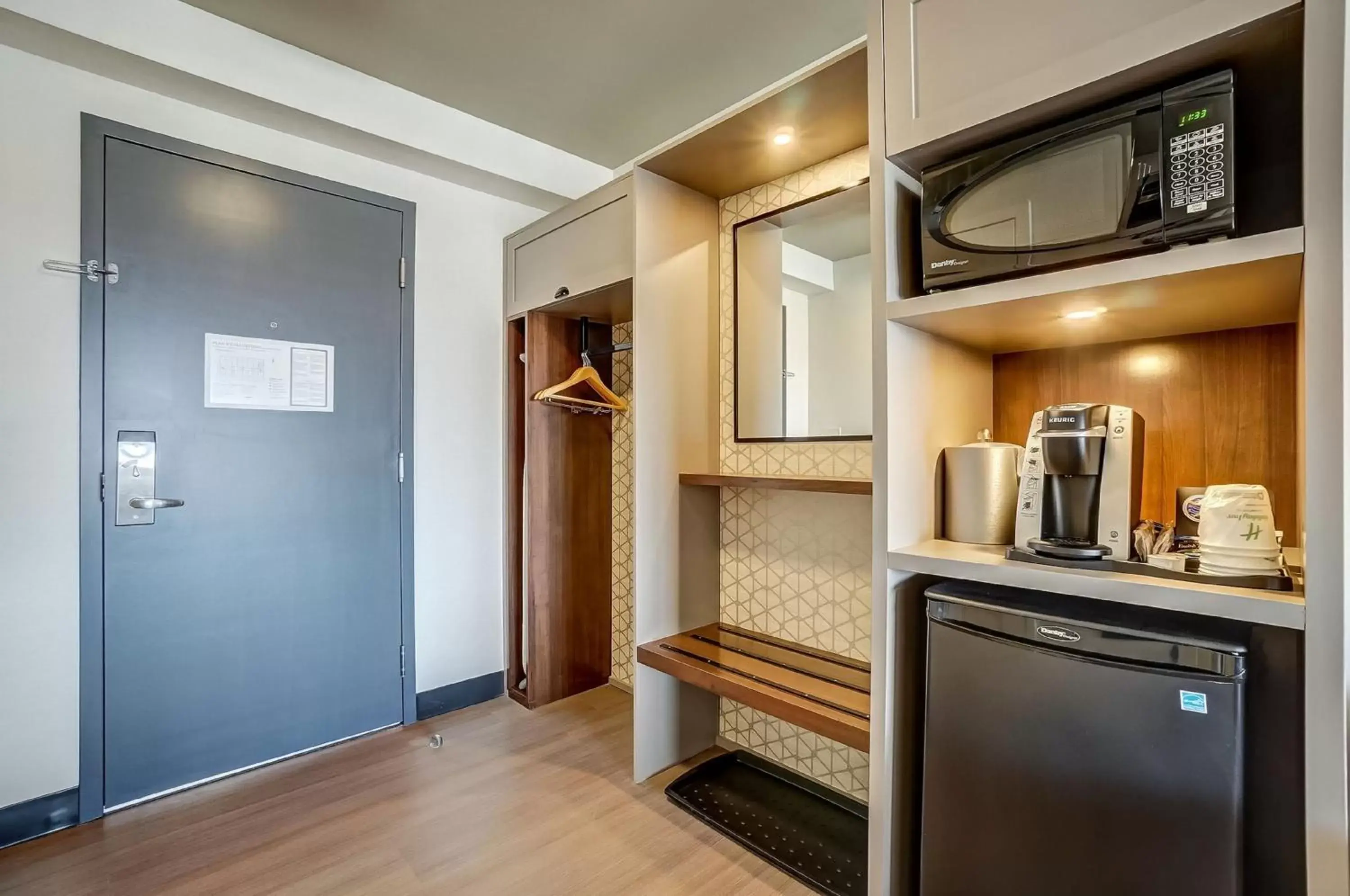 Photo of the whole room, Kitchen/Kitchenette in Holiday Inn Gatineau - Ottawa, an IHG Hotel