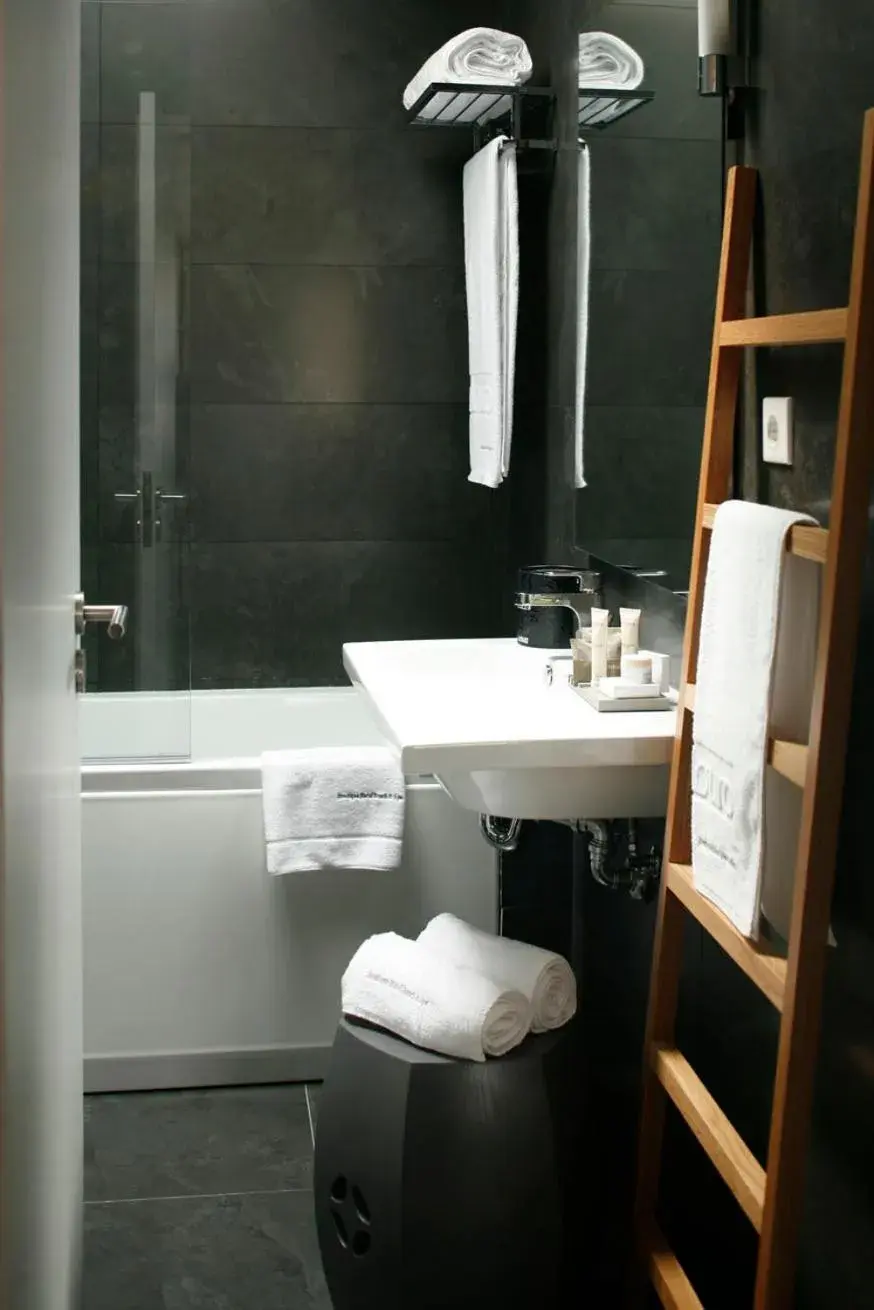 Bathroom in Furadouro Boutique Hotel Beach & SPA