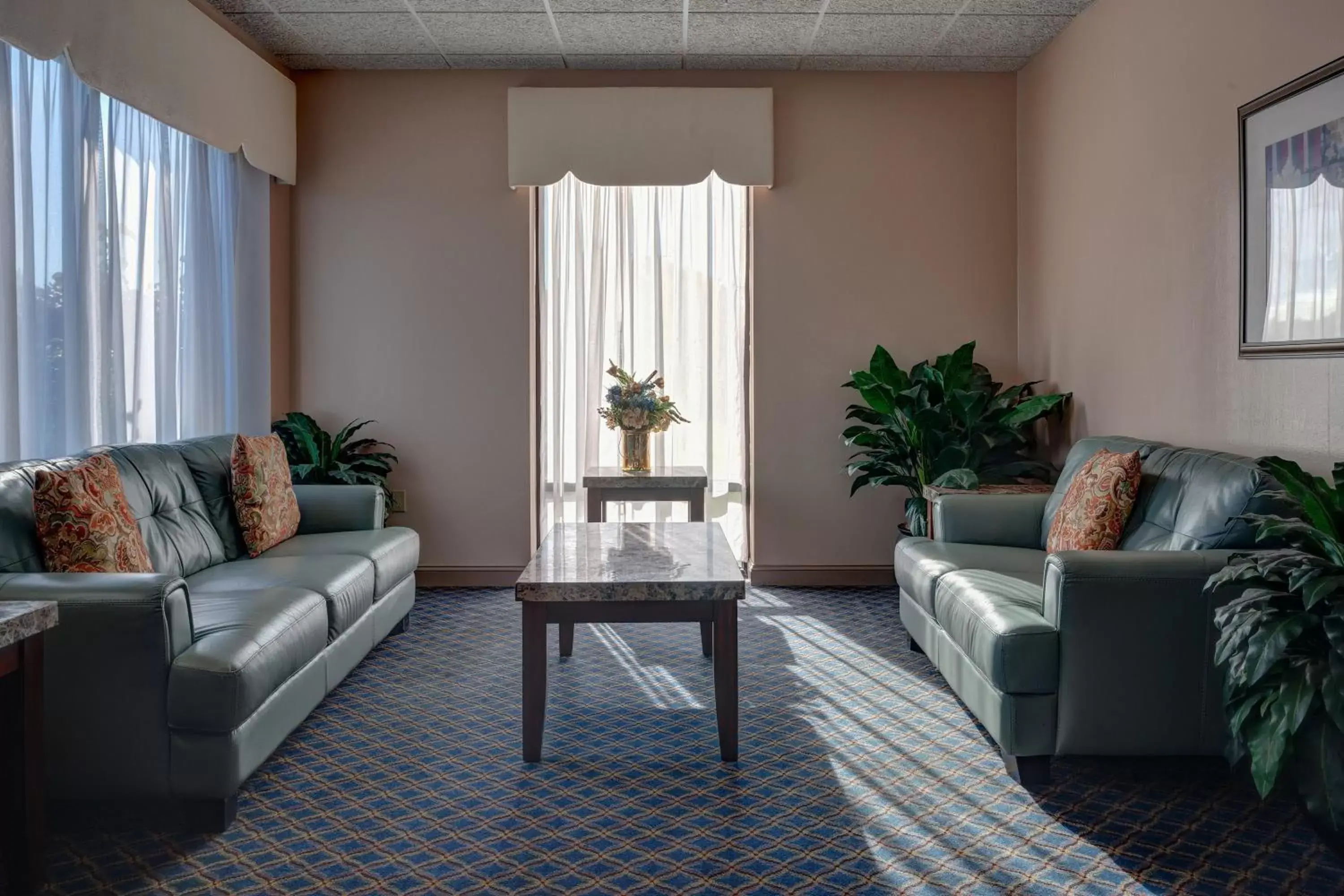 Lobby or reception, Seating Area in Howard Johnson by Wyndham Amherst Hadley