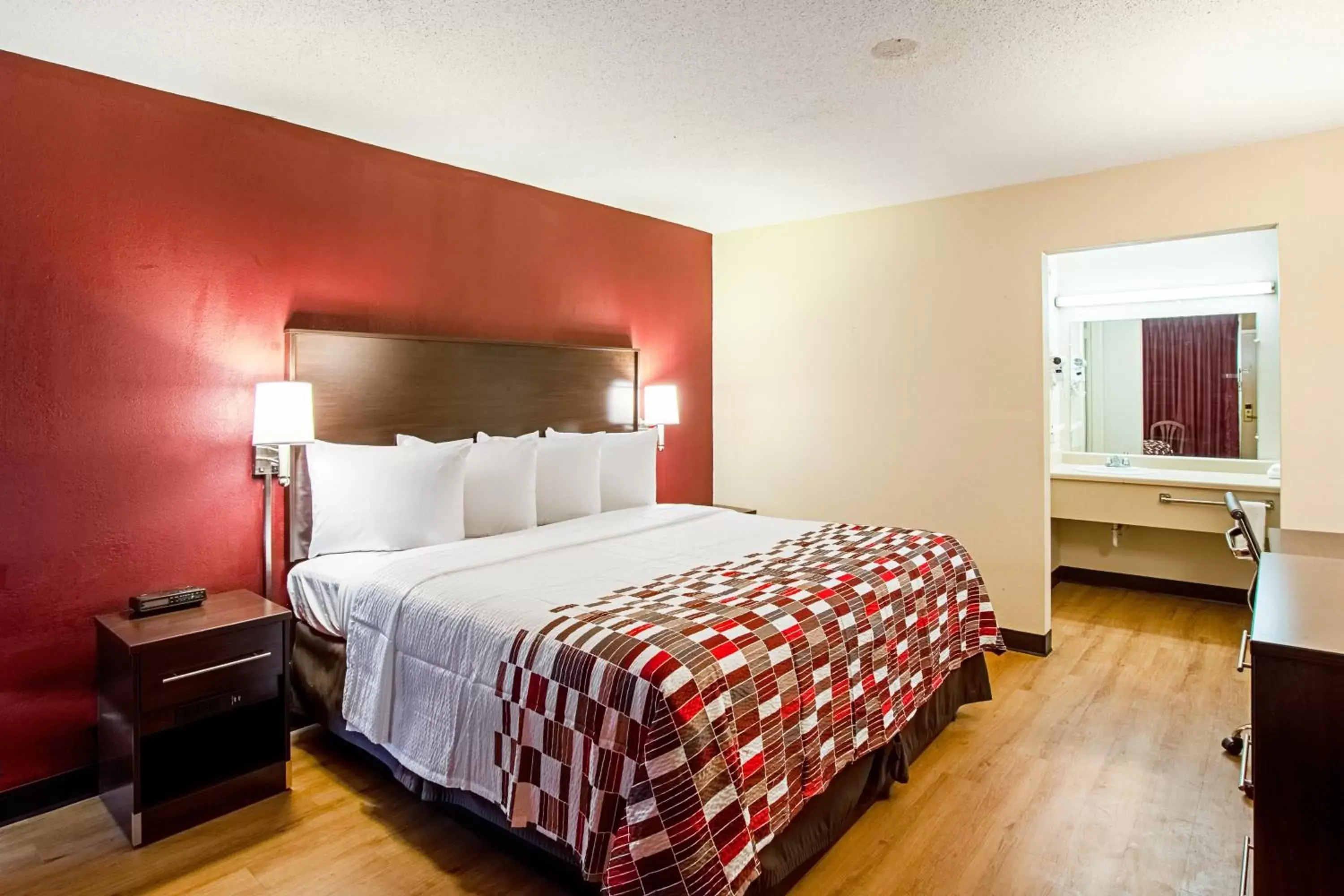 Photo of the whole room, Room Photo in Red Roof Inn Battle Creek