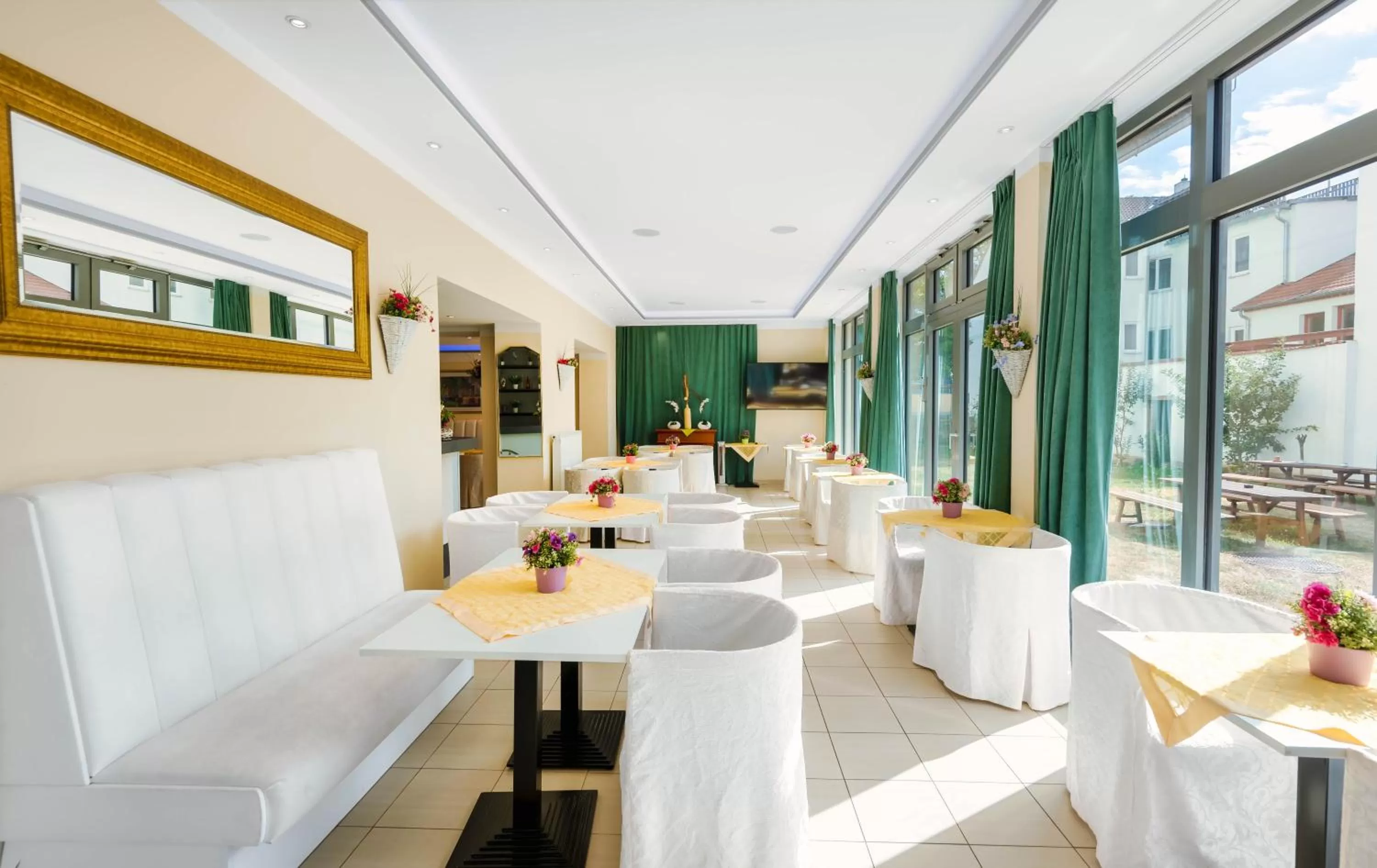 Lounge or bar in ALPHA HOTEL Hermann von Salza