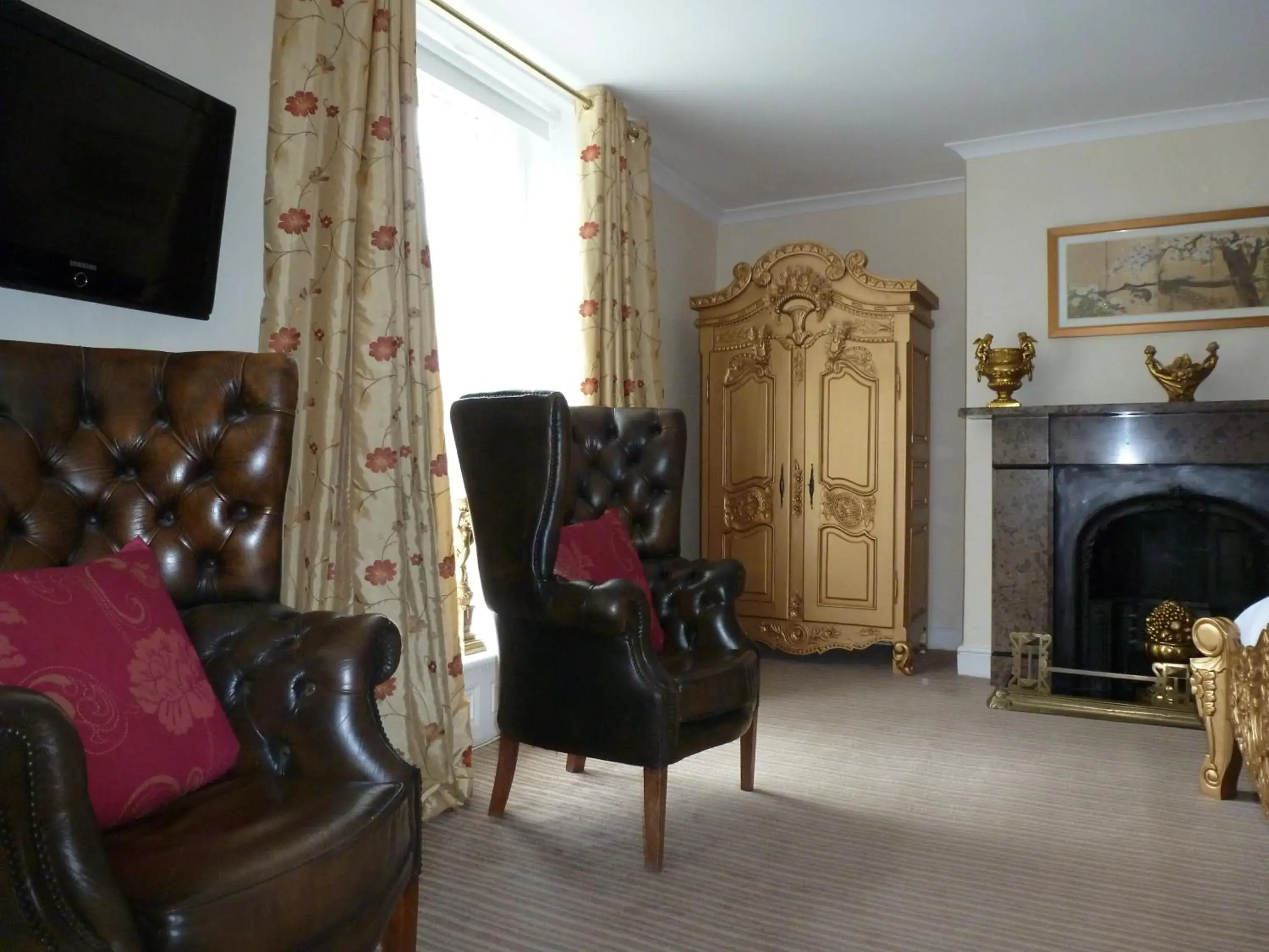 Bedroom, Seating Area in Hedgefield House