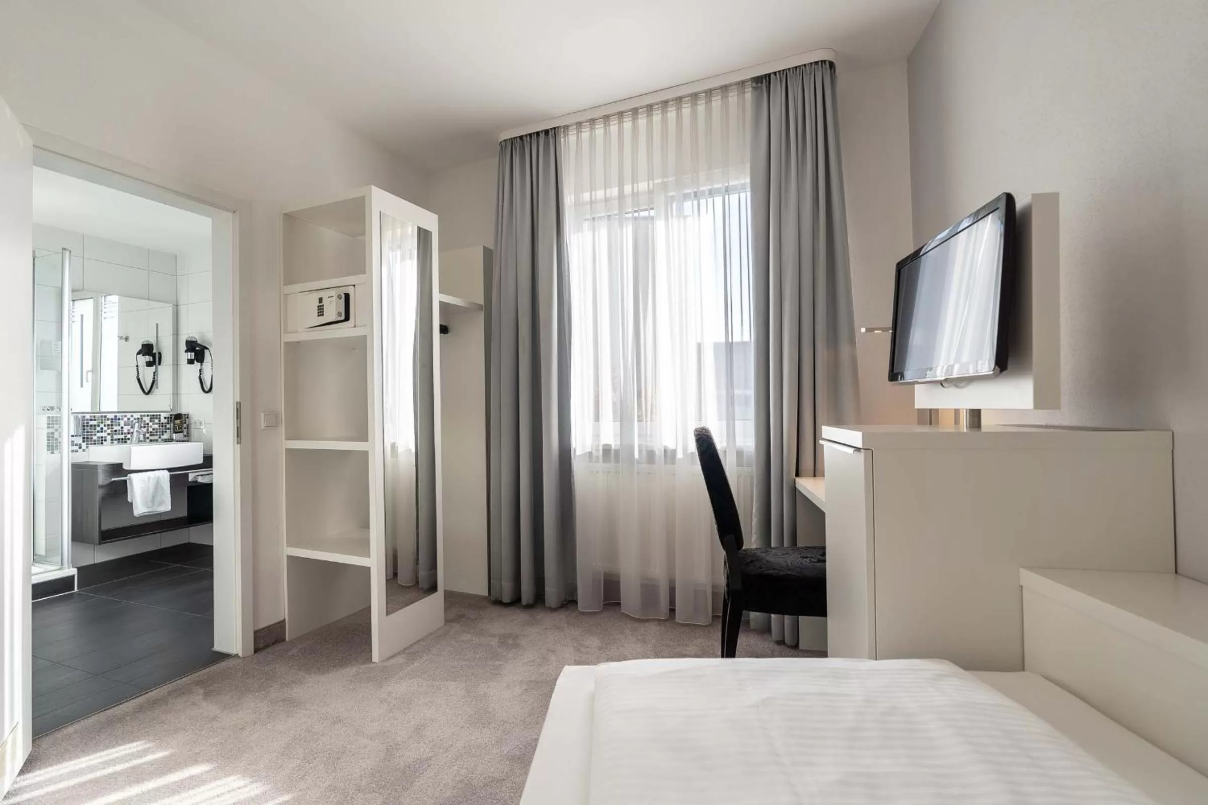 Photo of the whole room, Bed in Altstadthotel