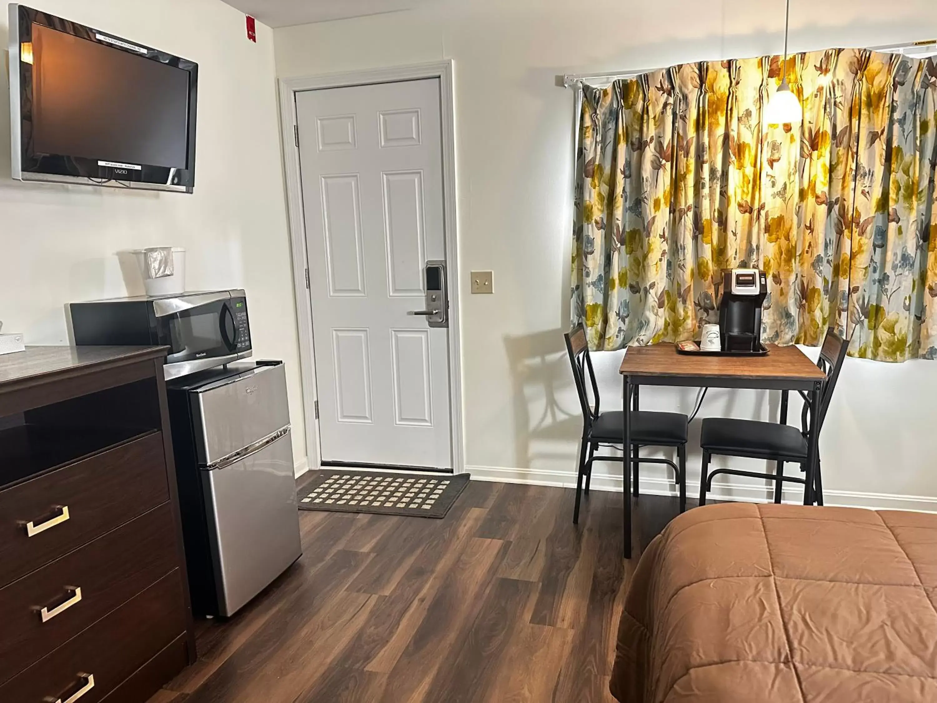 Seating area, TV/Entertainment Center in Blue Spruce Inn & Townhouses