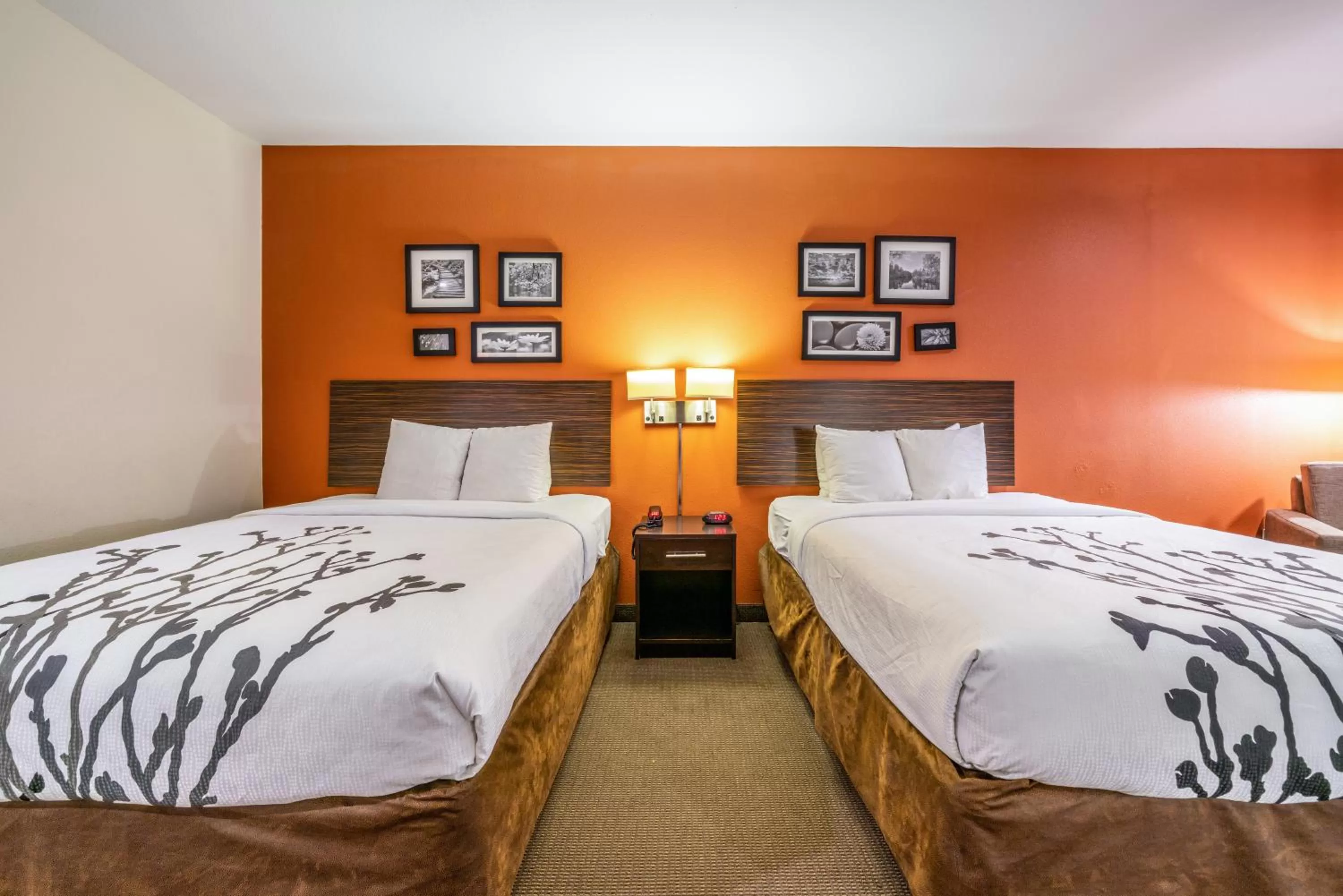 Bed in Restwell Inn & Suites I-45 North