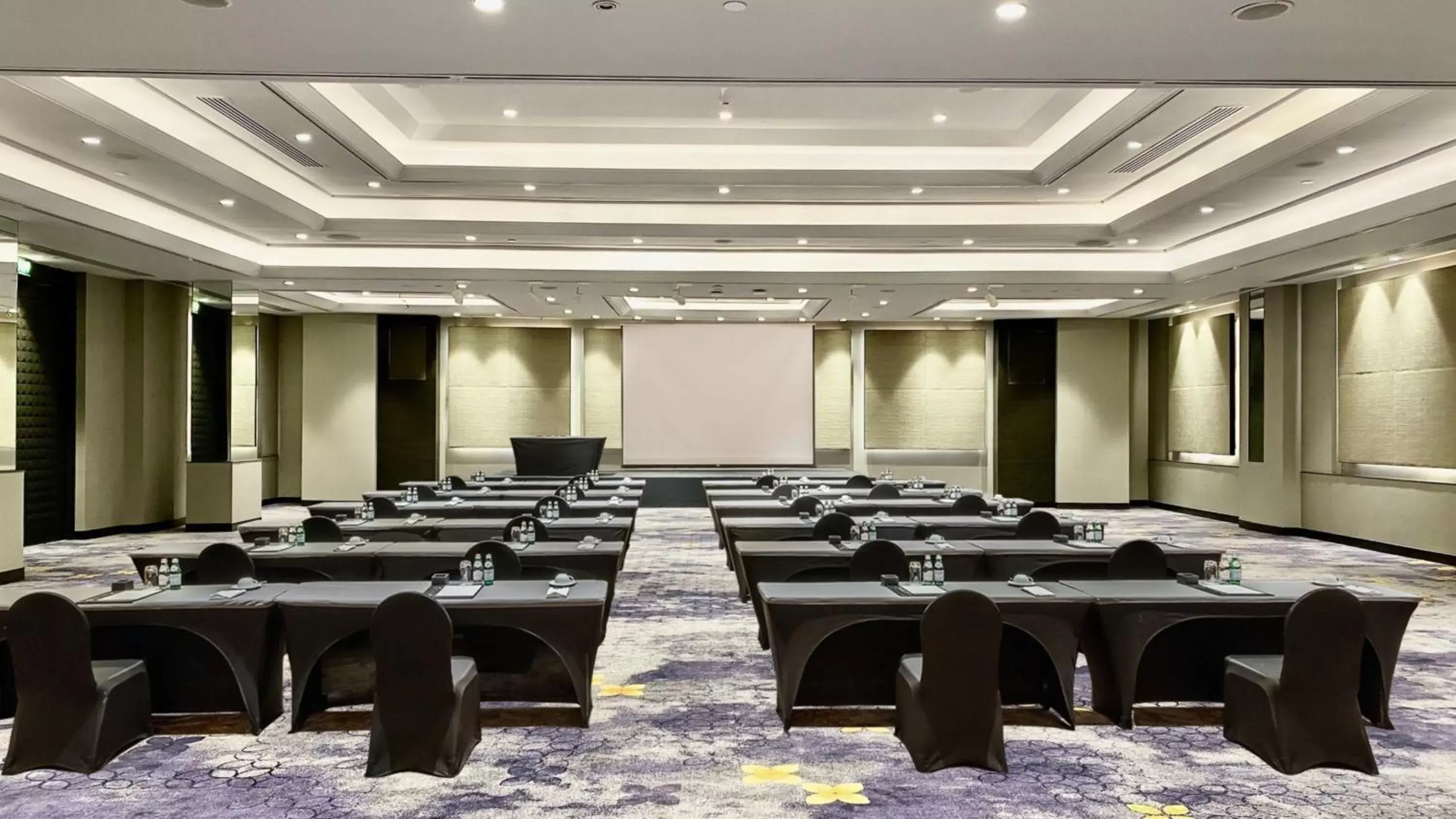 Meeting/conference room in Holiday Inn Bangkok, an IHG Hotel