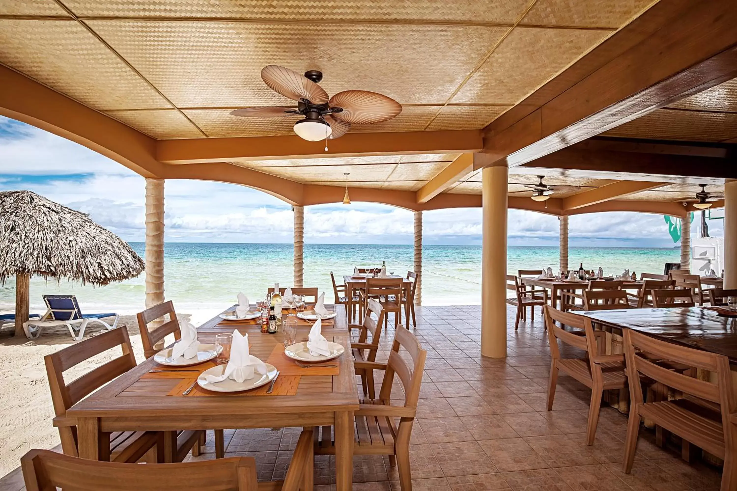 Restaurant/Places to Eat in Beach House Condos, Negril