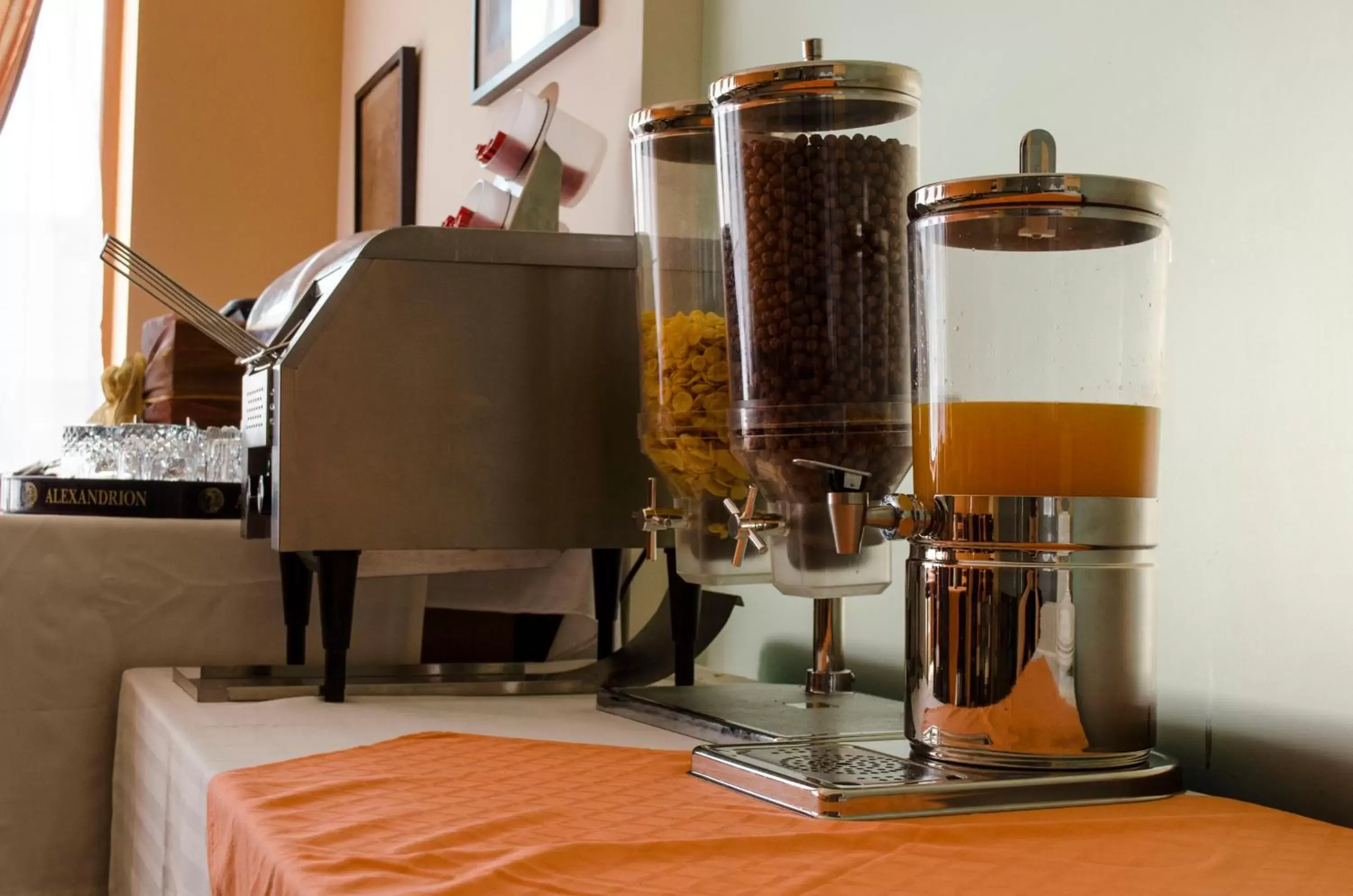 Coffee/tea facilities in Hotel Oxford Inns&Suites