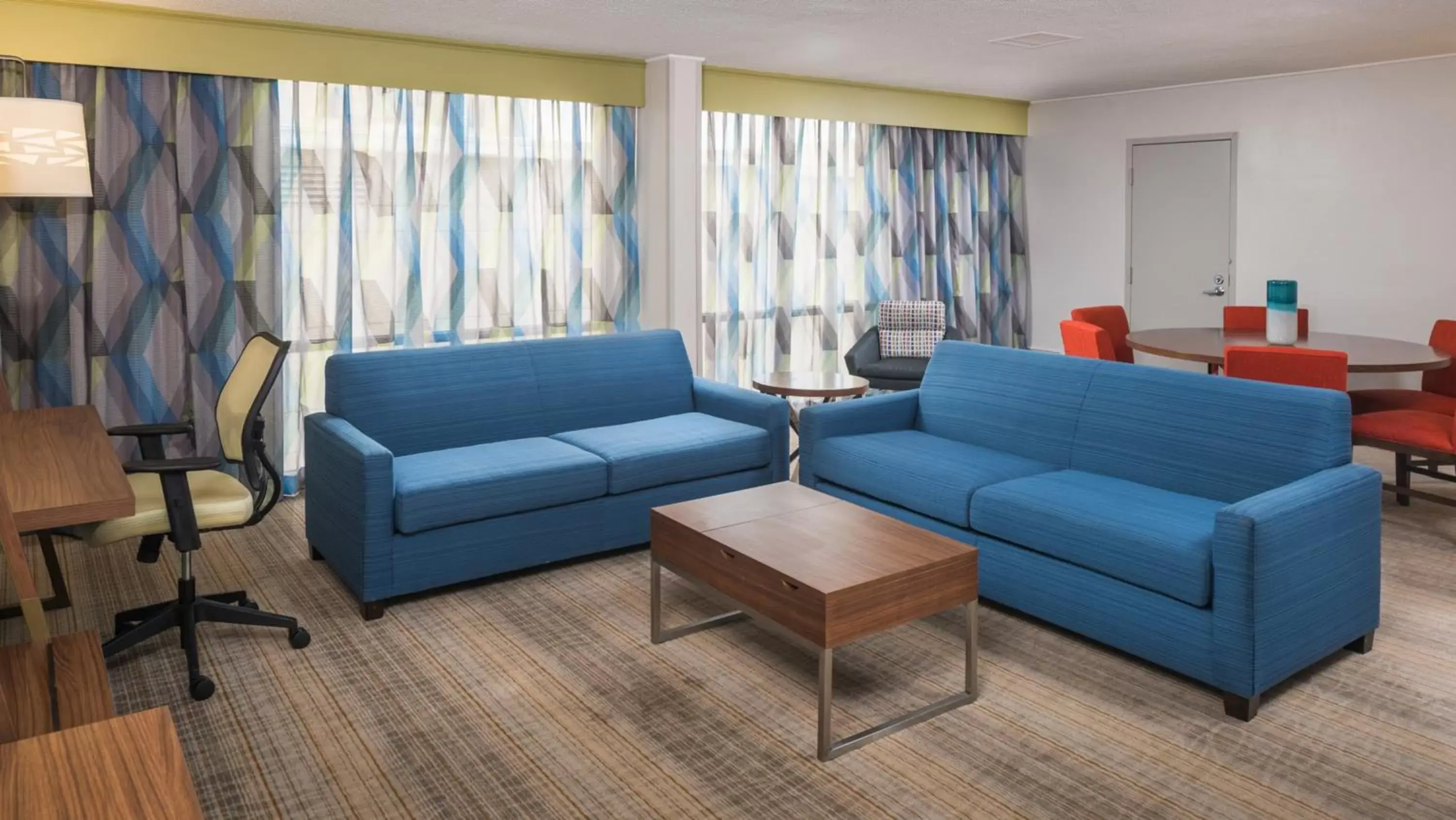 Photo of the whole room, Seating Area in Holiday Inn Express & Suites Springfield, an IHG Hotel