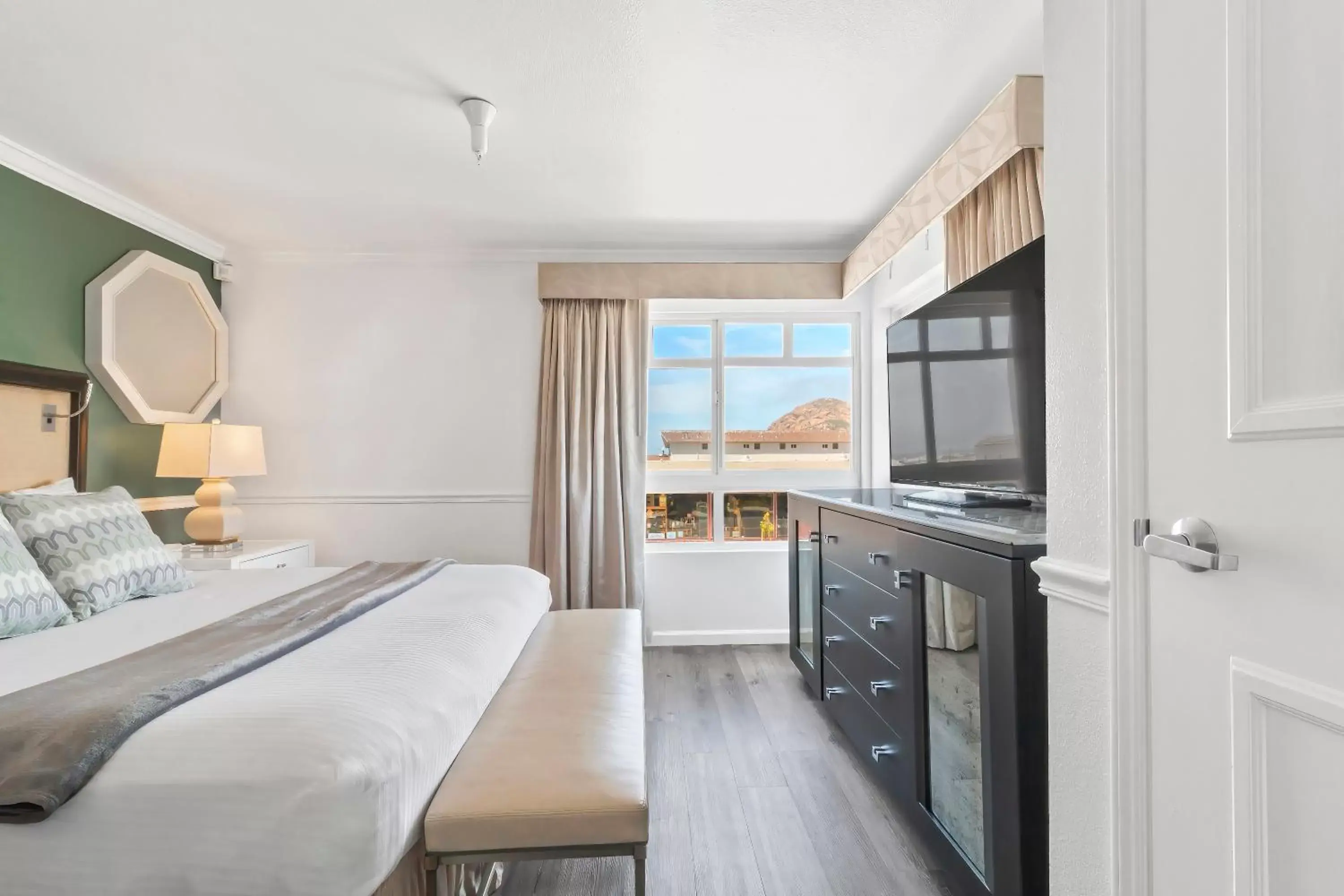 Bedroom, Kitchen/Kitchenette in Ascot Suites Morro Bay