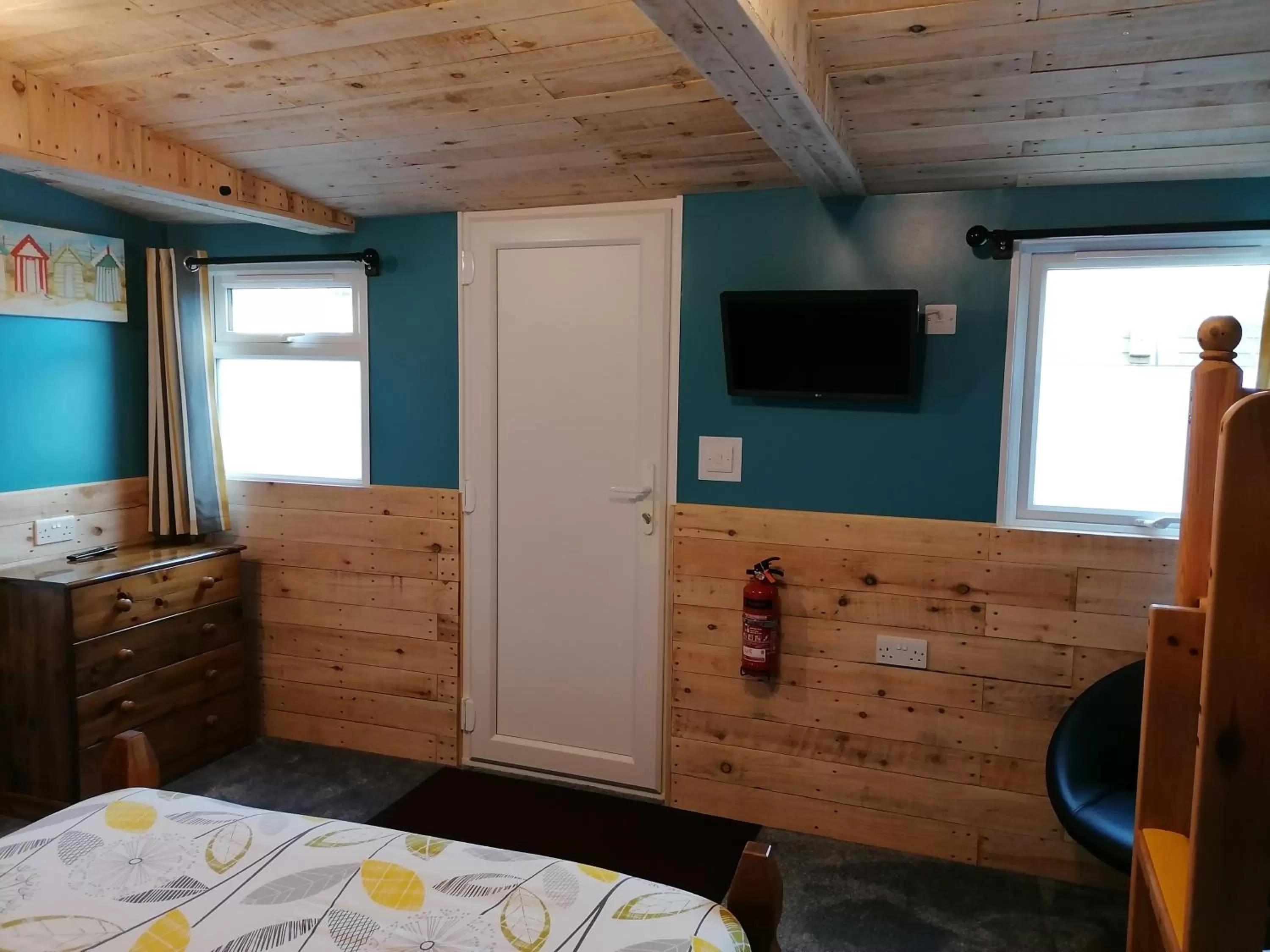 TV and multimedia, Bed in Pensalda Guest House