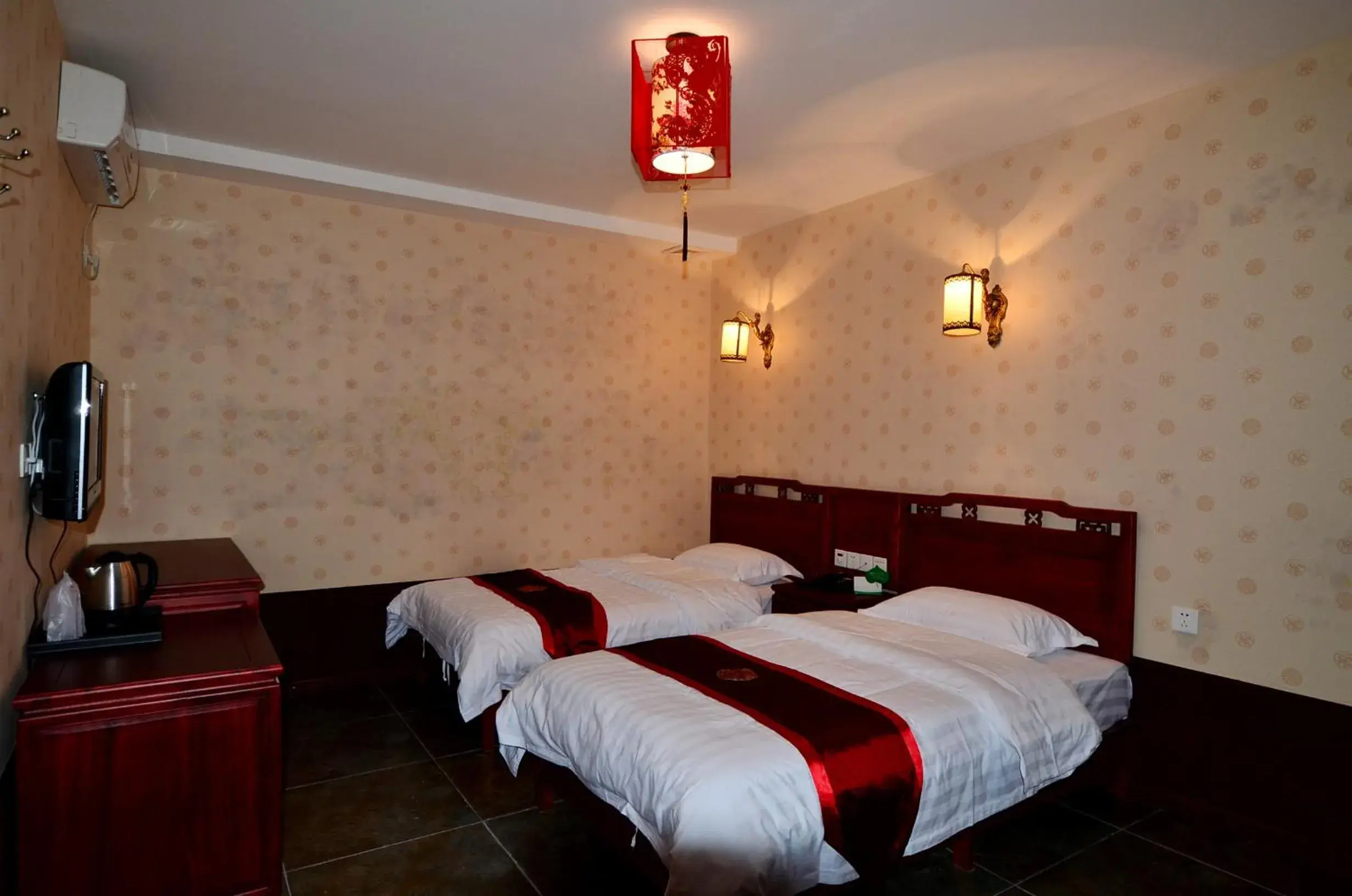 Photo of the whole room, Bed in Qianmen Courtyard Hotel