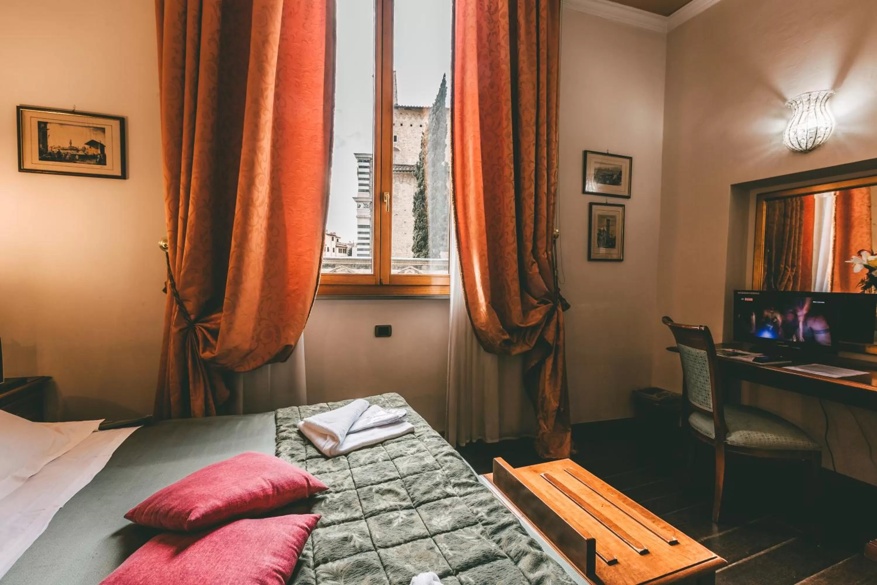 Bed in Domus Florentiae Hotel