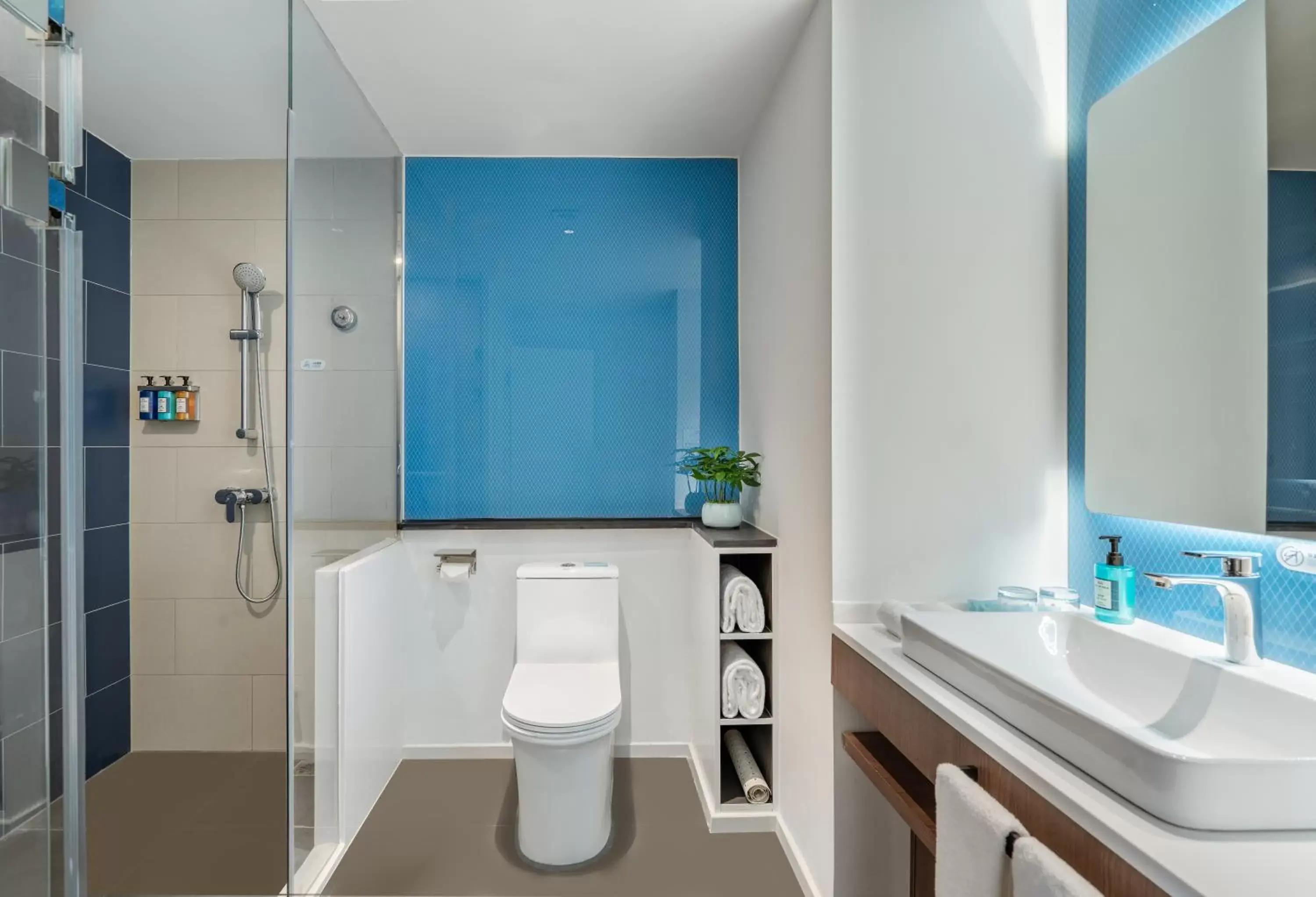 Shower, Bathroom in Holiday Inn Express Changsha Shifu, an IHG Hotel