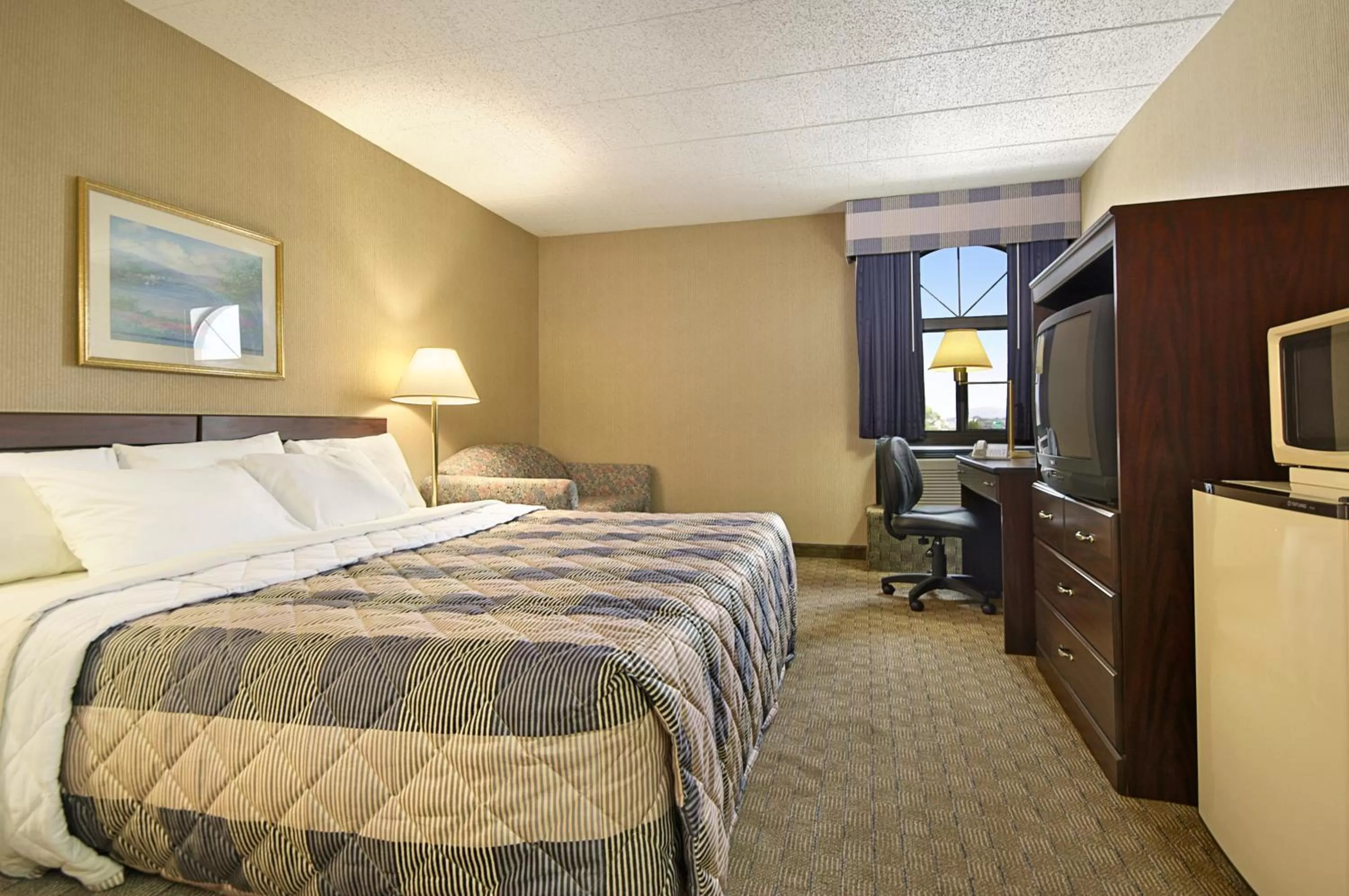 Photo of the whole room, Bed in Days Inn by Wyndham Reading Wyomissing