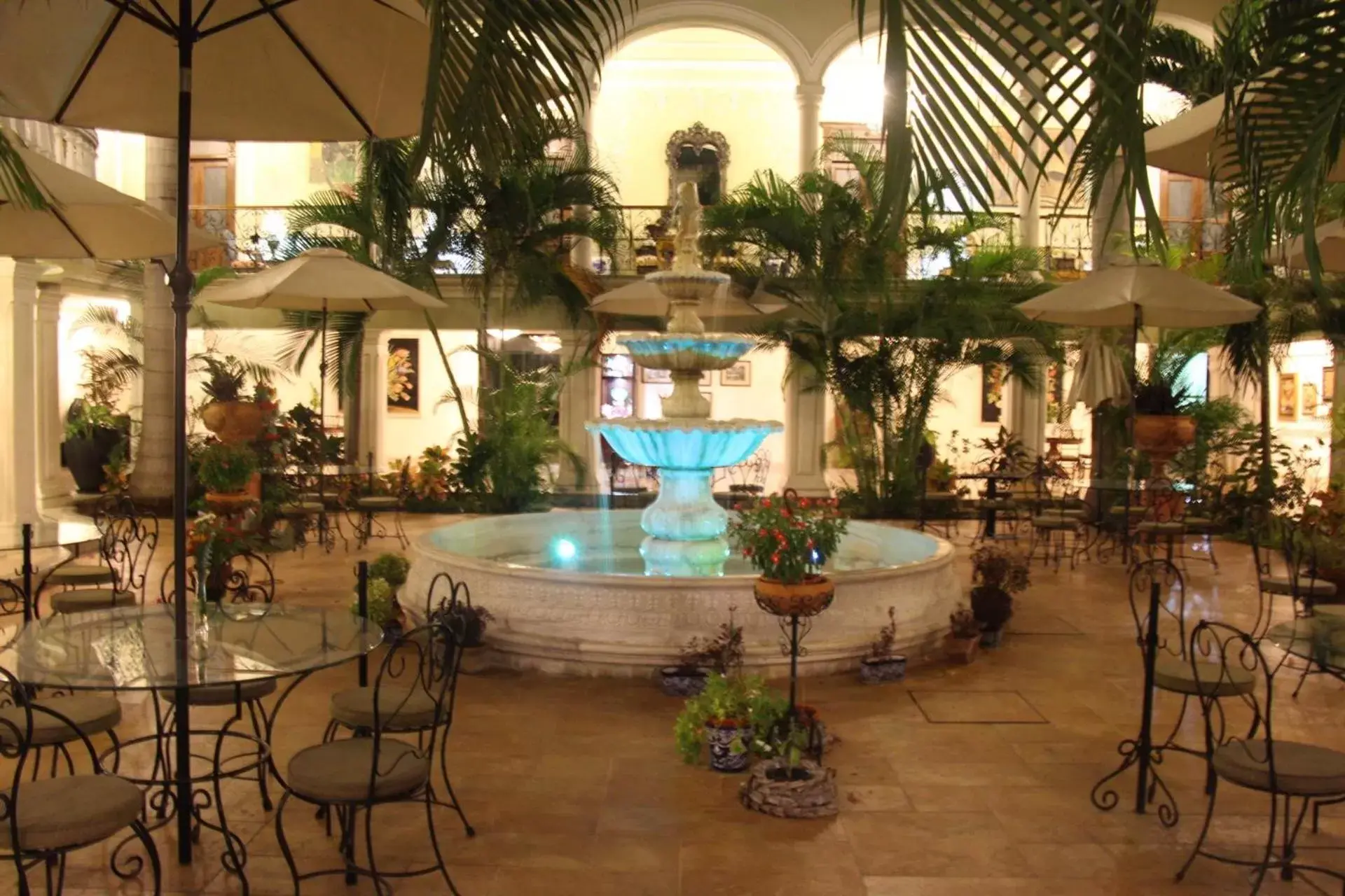 Seating area, Swimming Pool in Mansión Mérida Boutique Hotel - Restaurant