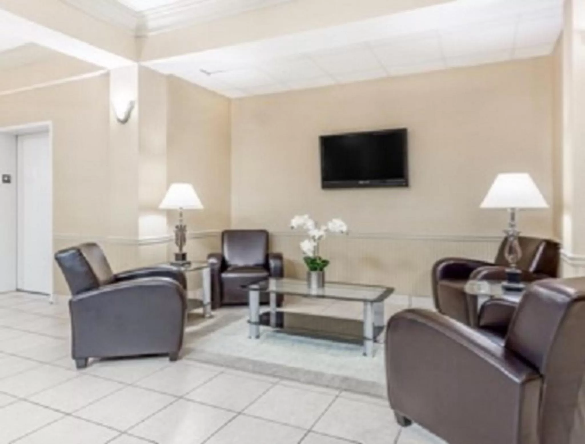 Seating area in Baymont by Wyndham Cartersville