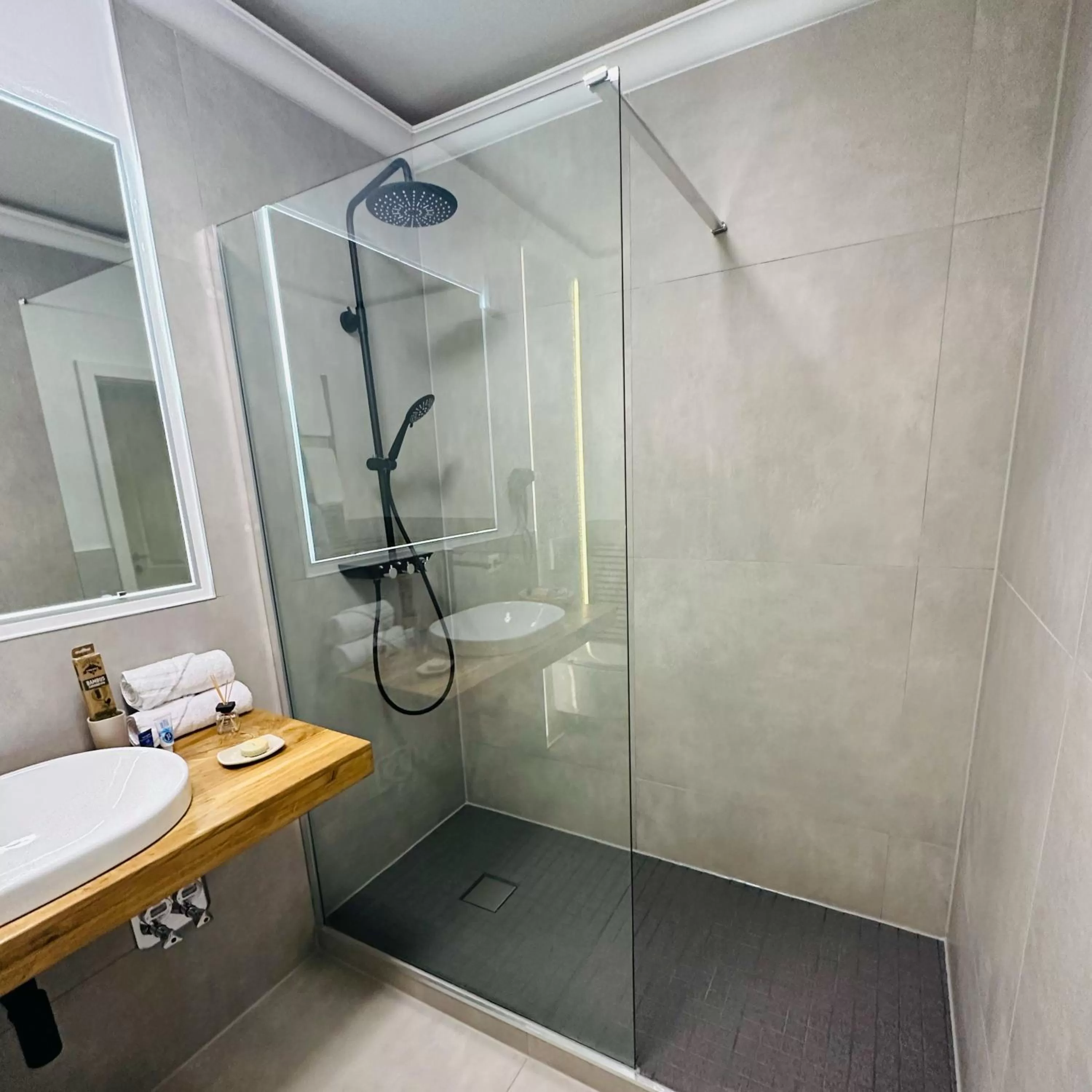 Shower in Hotel Residenz Luxury - Outletcity - Parken - Klima - 24h Check-In