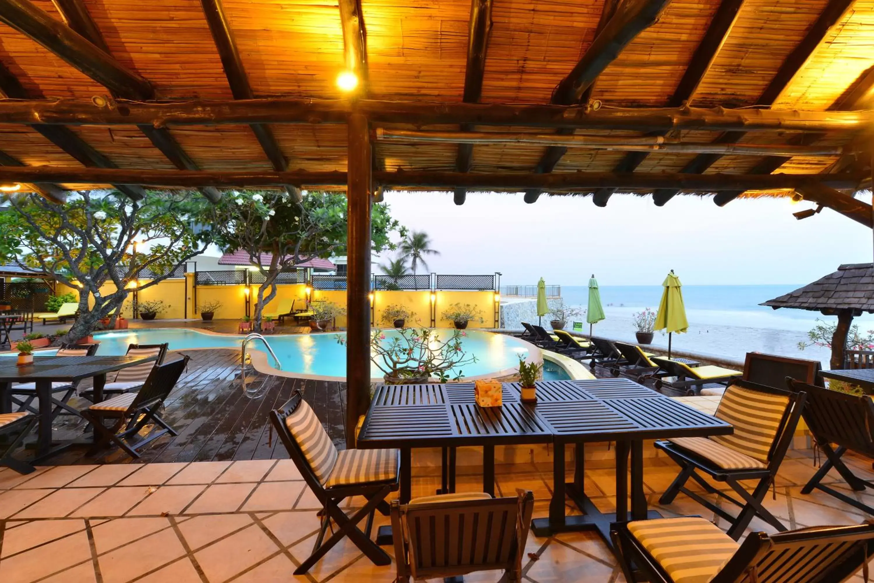 Restaurant/places to eat, Swimming Pool in Supatra Hua Hin Resort