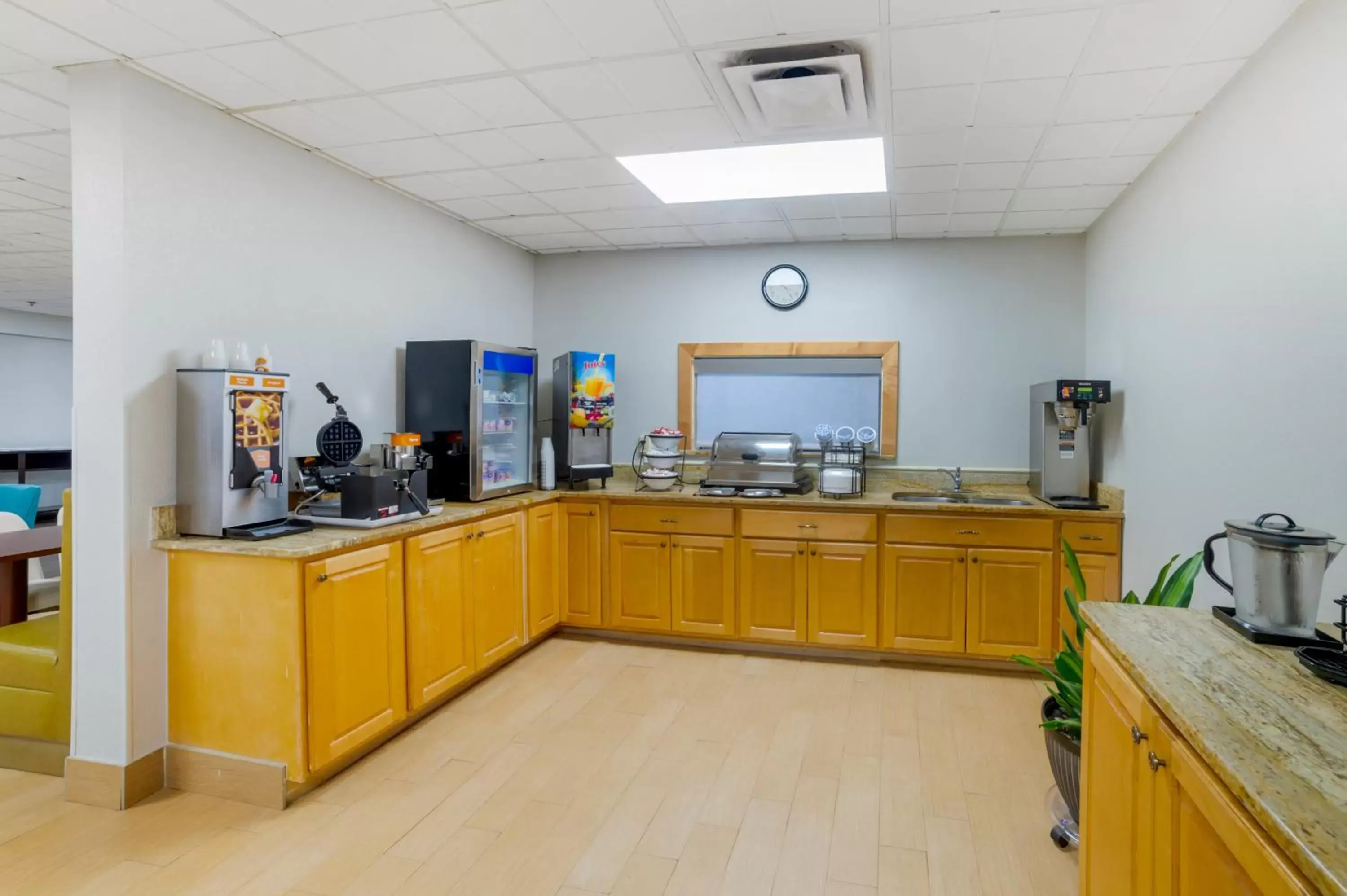 Breakfast, Kitchen/Kitchenette in Comfort Inn Asheville Airport