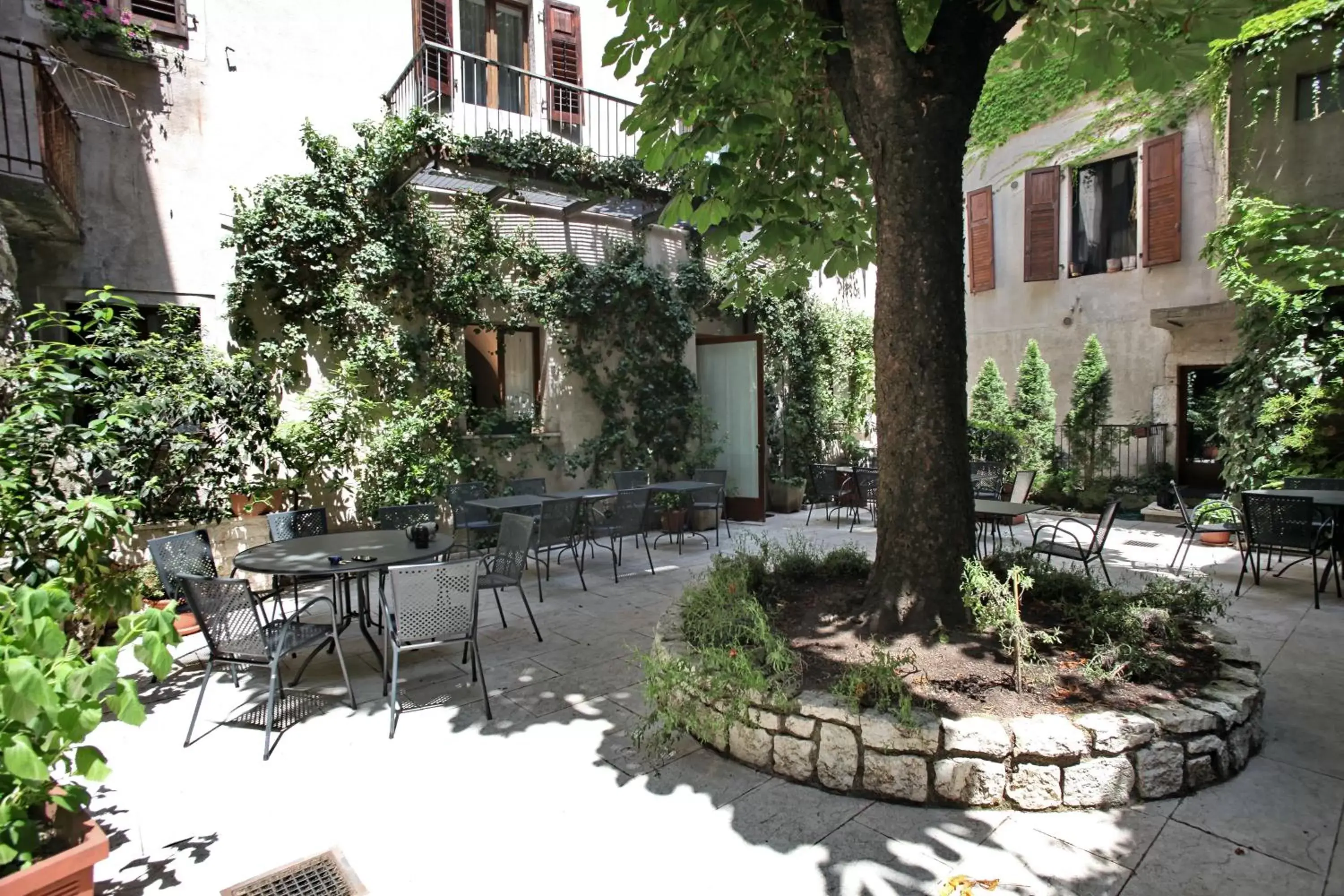 Patio, Property Building in Albergo Accademia