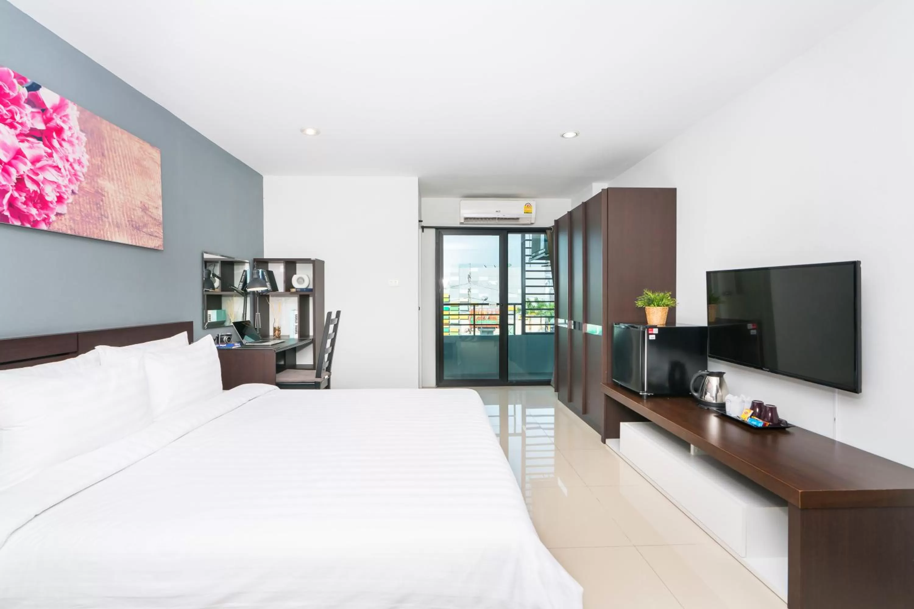 Photo of the whole room, Bed in De Botan Srinakarin Hotel & Residence