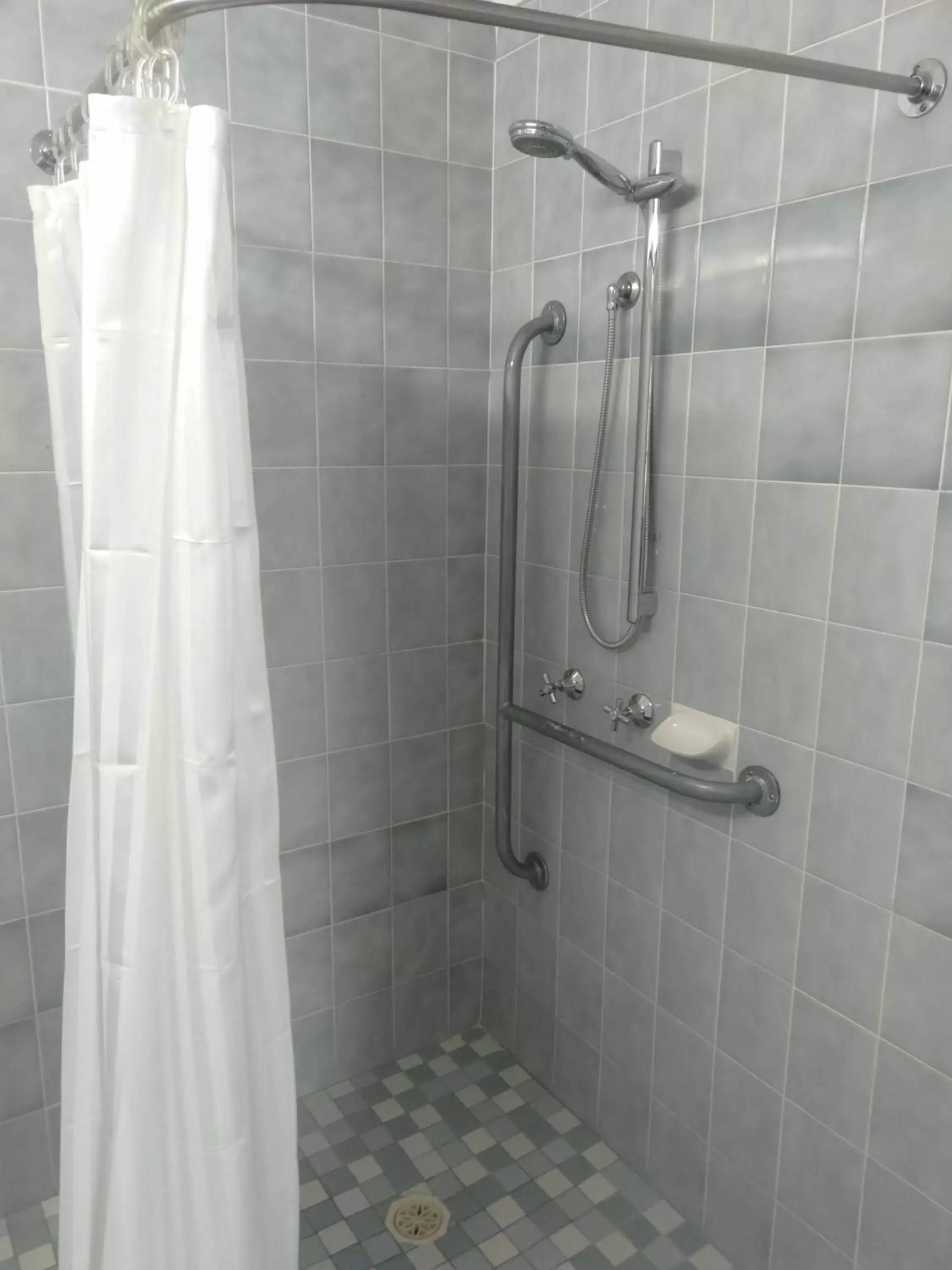 Shower, Bathroom in Sandstock Motor Inn Armidale
