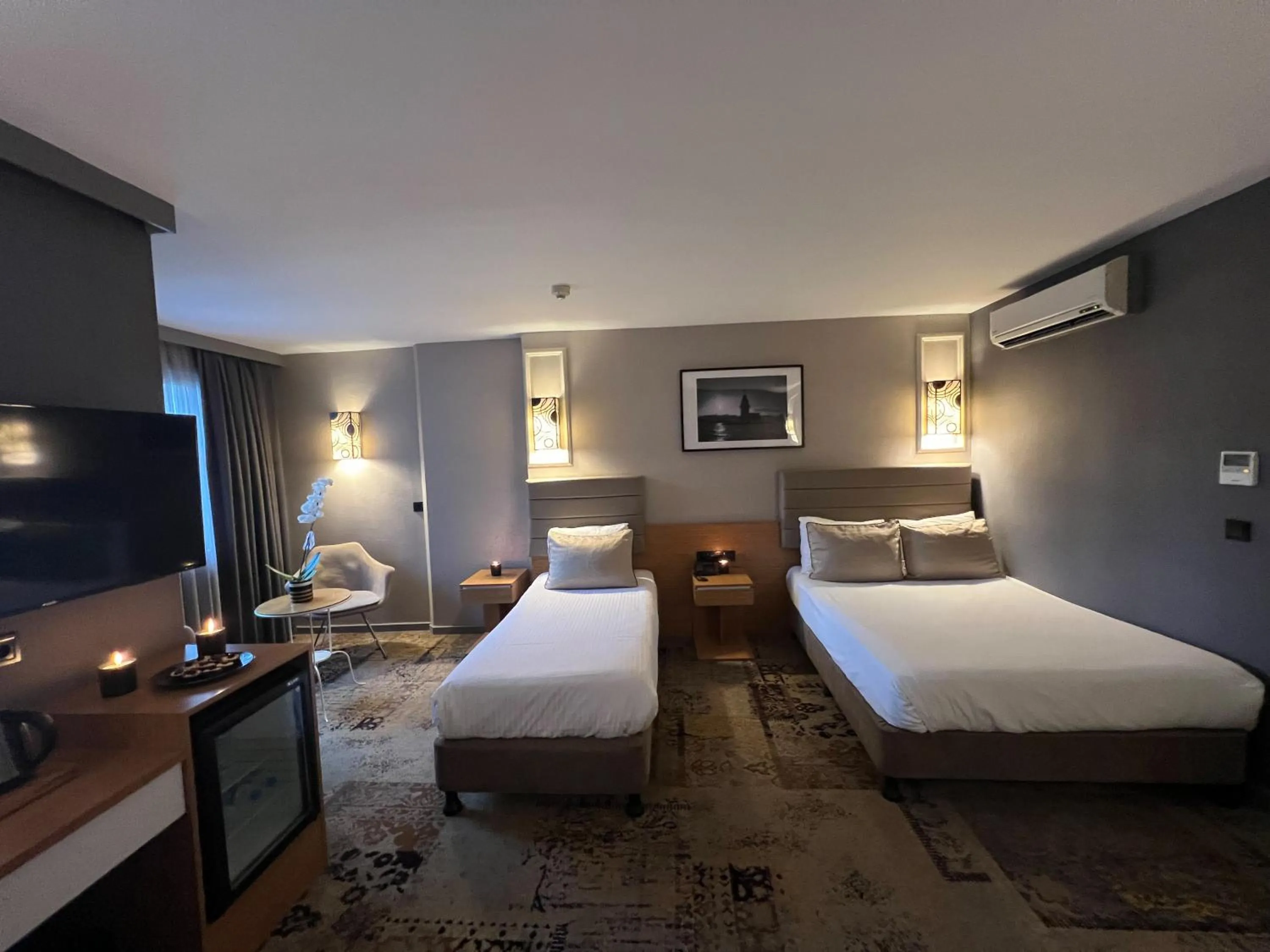 Bedroom, Bed in All Seasons Hotel