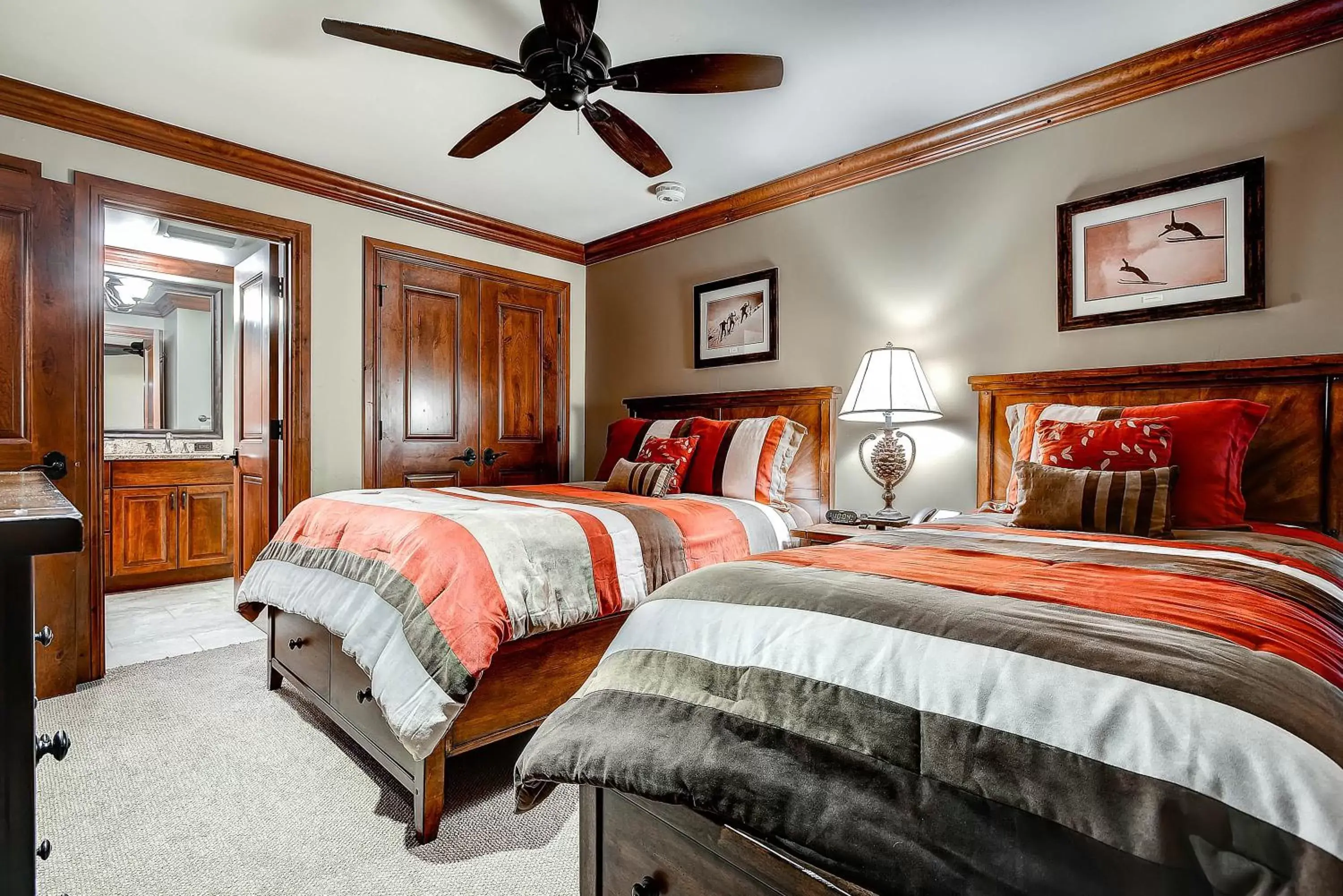 Bedroom, Bed in Lion Square Lodge