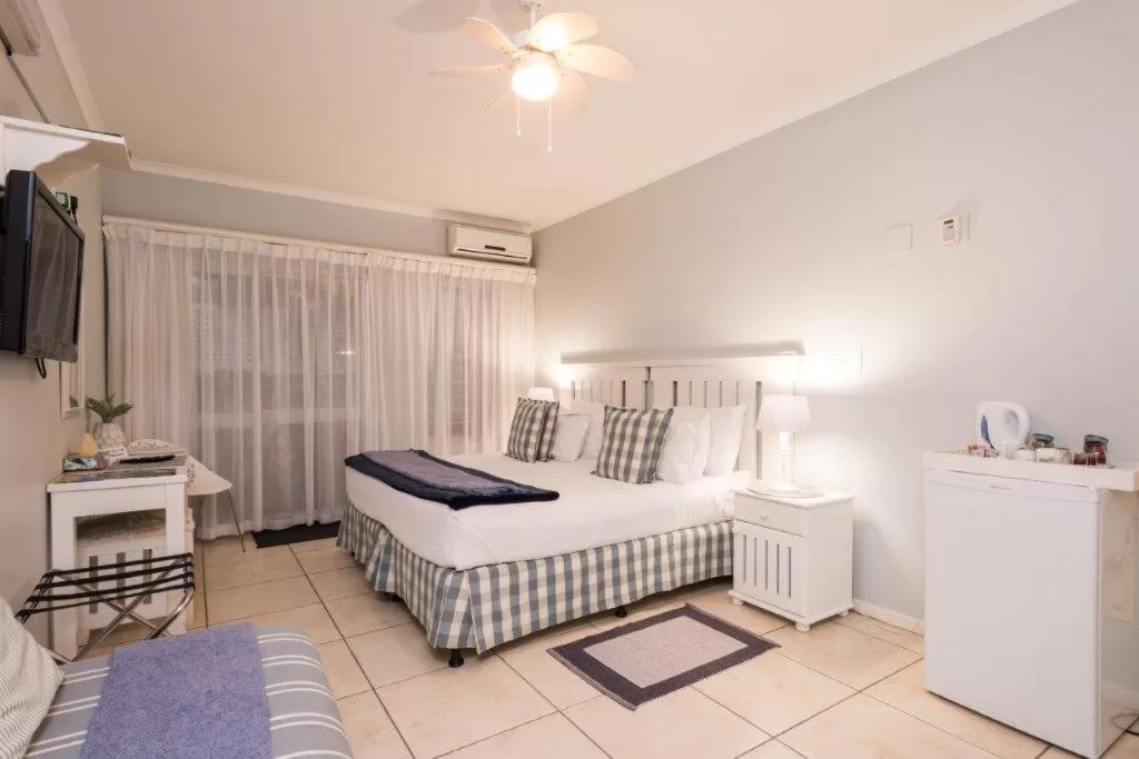 Photo of the whole room, Bed in Flamingo Rocks