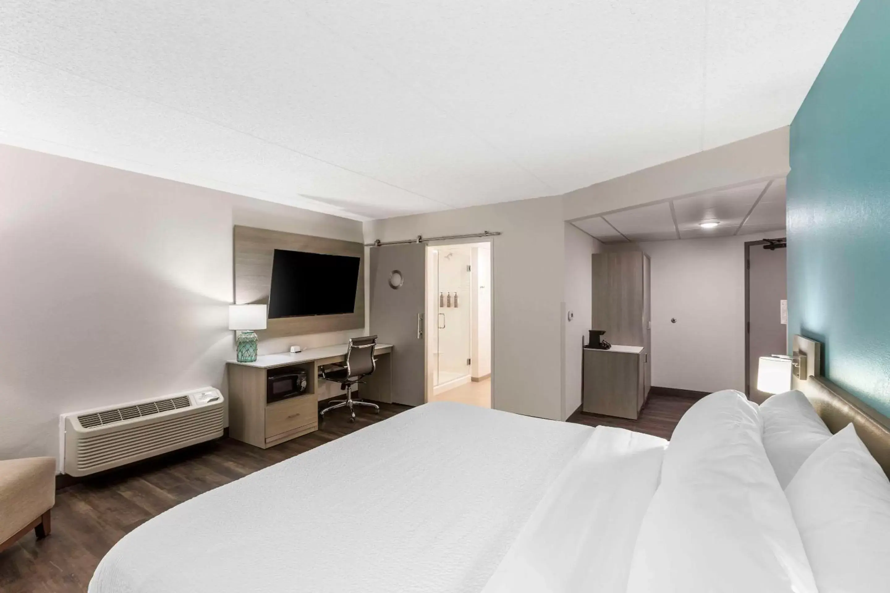 Bedroom, Bed in The Harborview, Ascend Hotel Collection