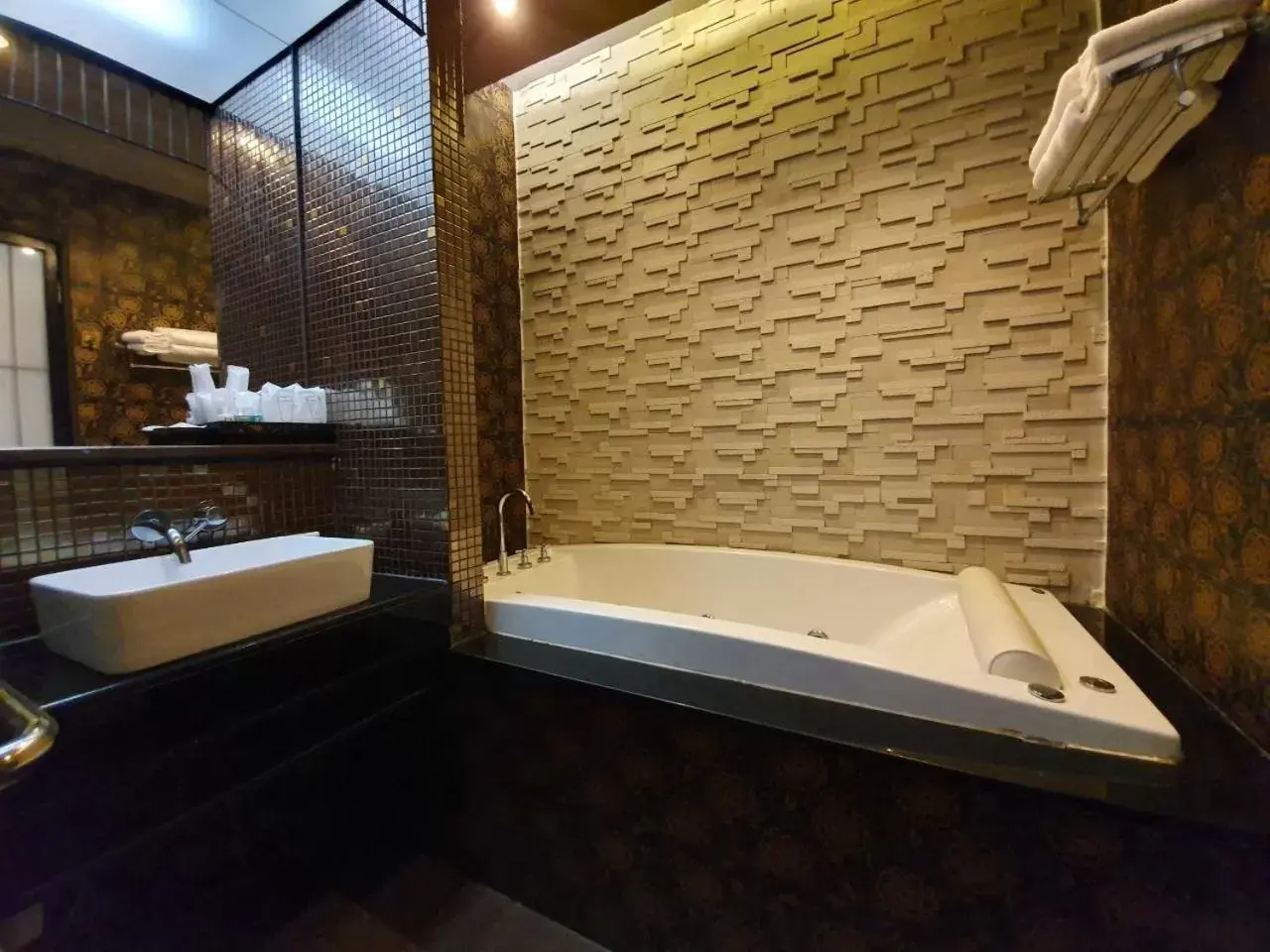 Bathroom in Tharaburi Resort