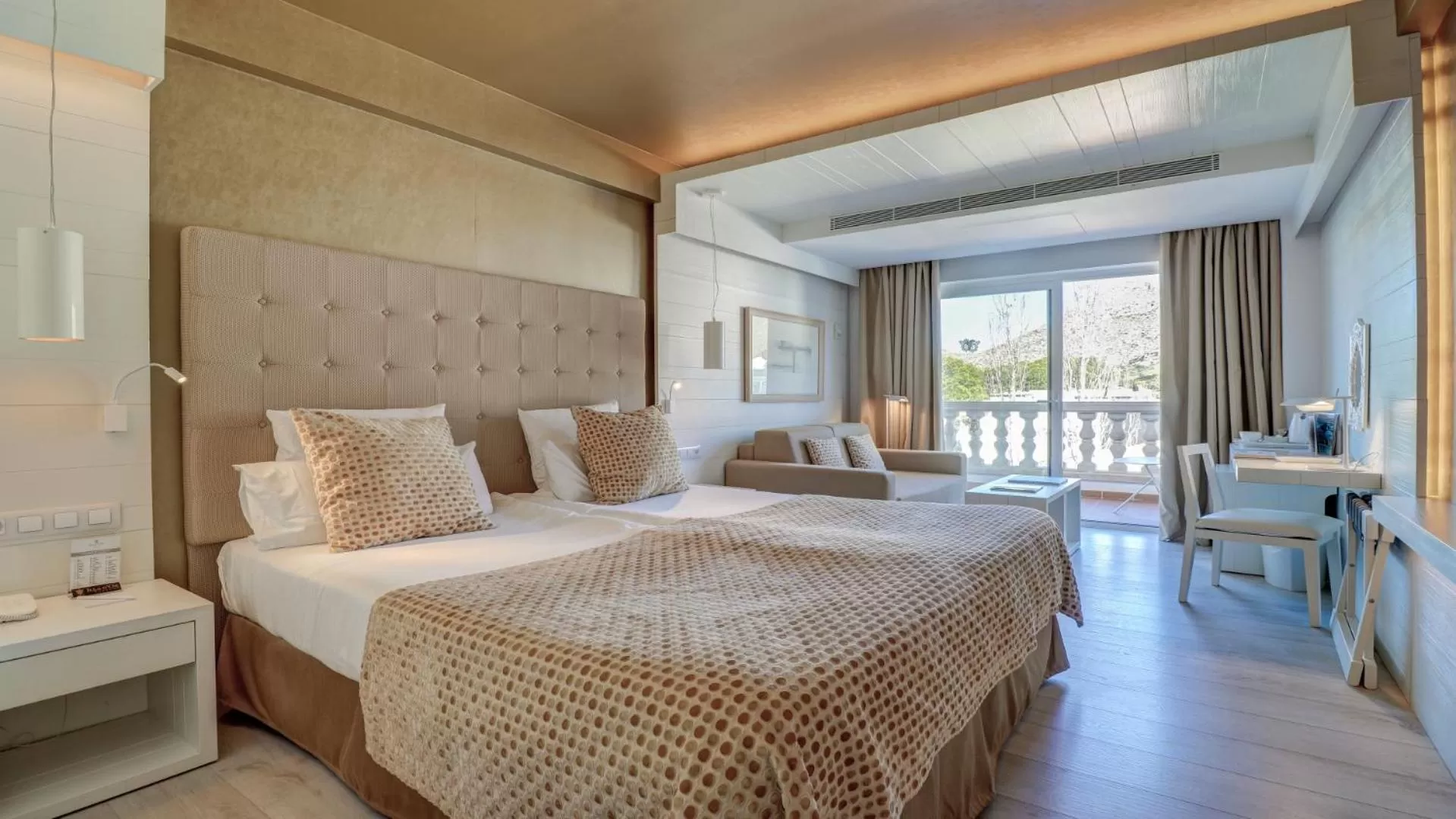 Photo of the whole room, Bed in Hotel Illa d'Or & Club Apts 4* Sup