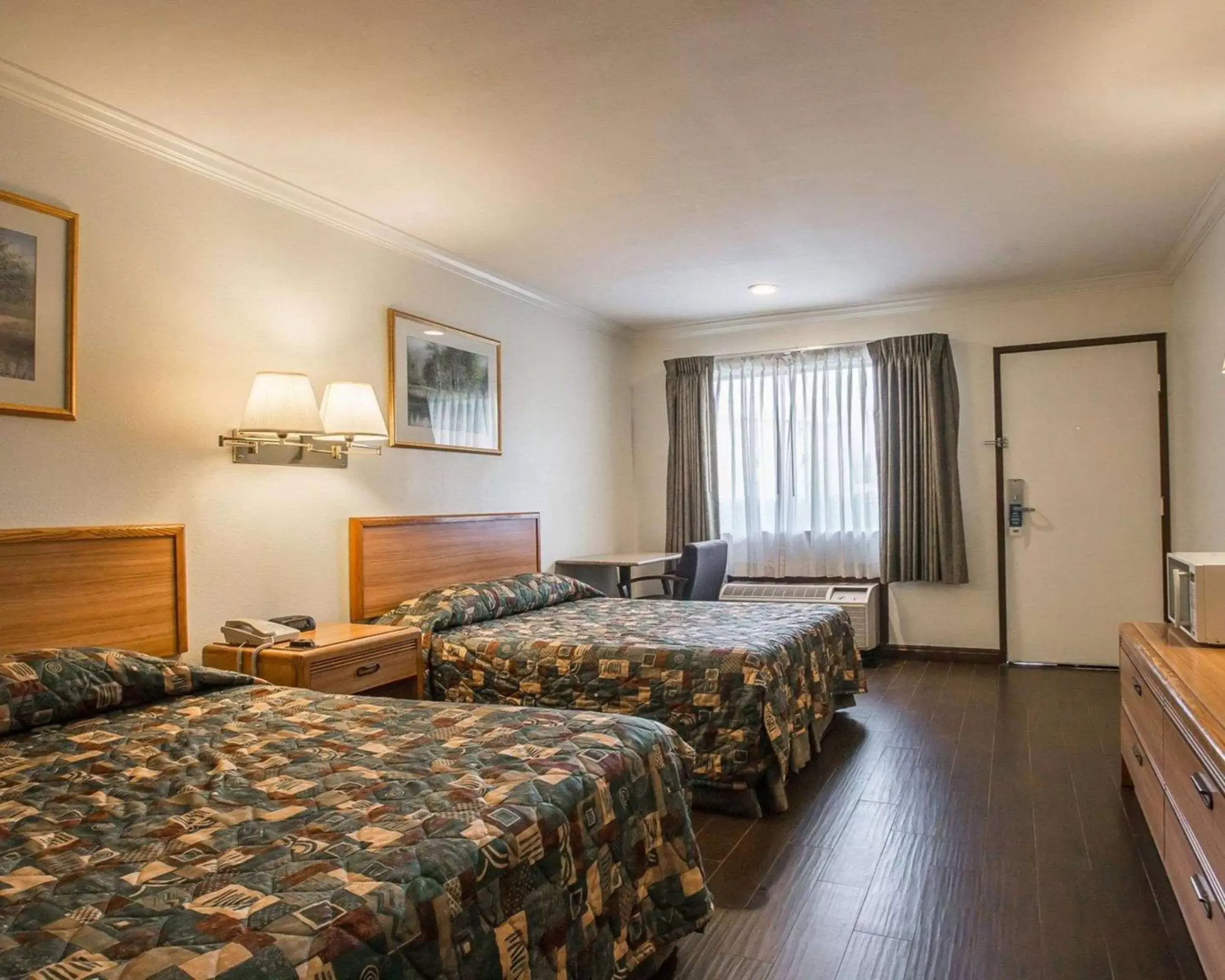 Bedroom, Bed in Palm Inn Hotel near Tyler Mall Riverside