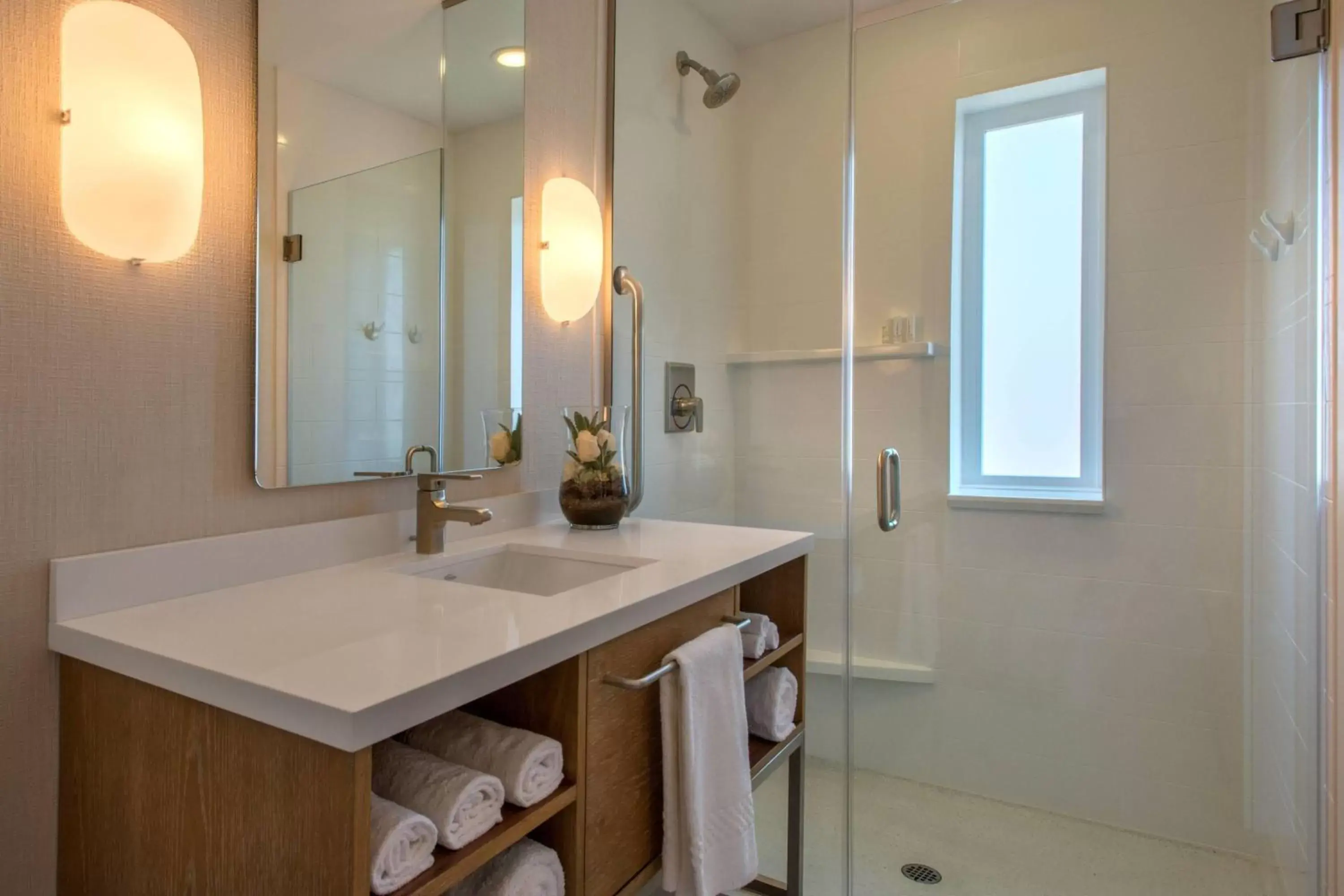 Bathroom in SpringHill Suites by Marriott San Diego Oceanside/Downtown