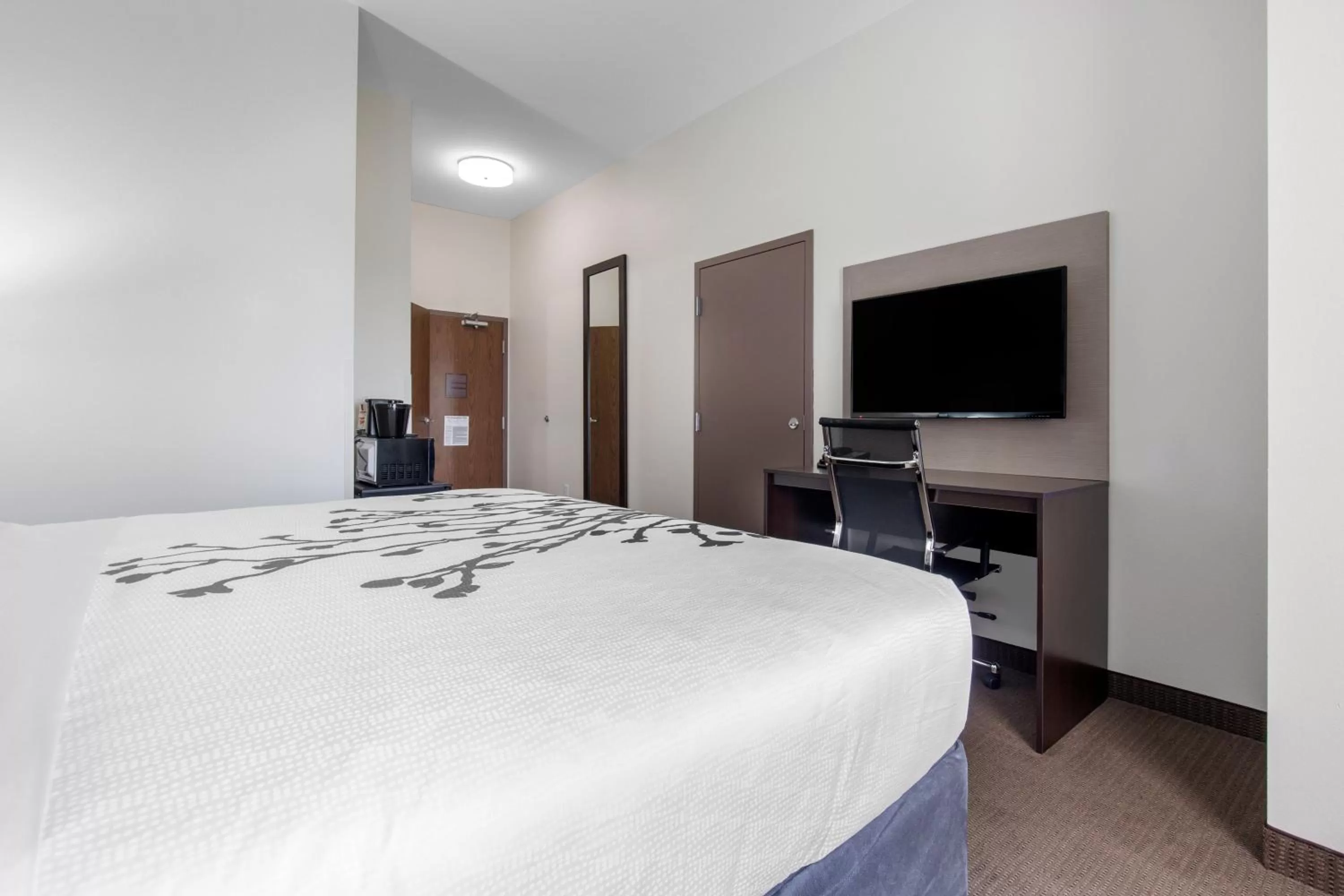 Photo of the whole room, Bed in Sleep Inn & Suites South Jacksonville