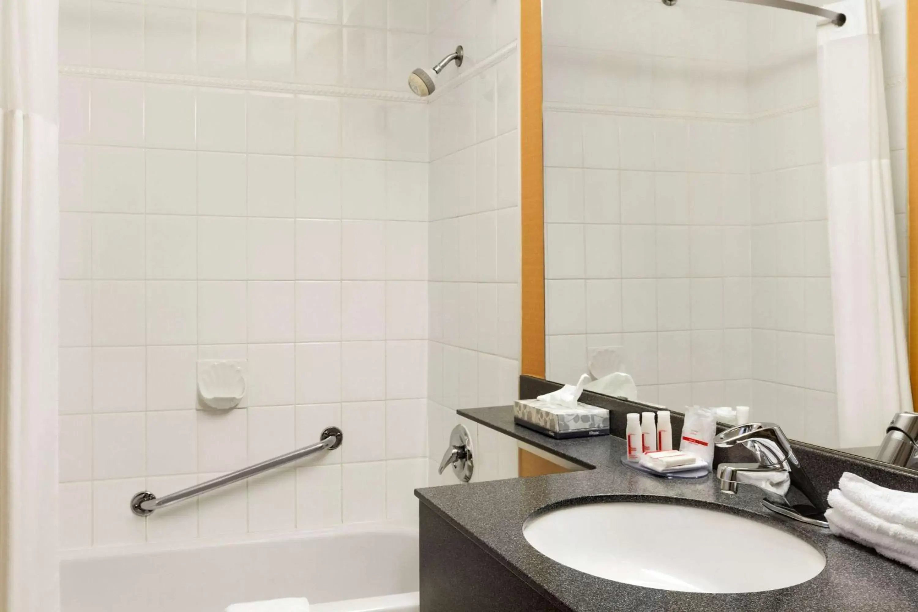 Photo of the whole room in Days Inn by Wyndham Vancouver Downtown Photo of the whole room in Days Inn by Wyndham Vancouver Downtown