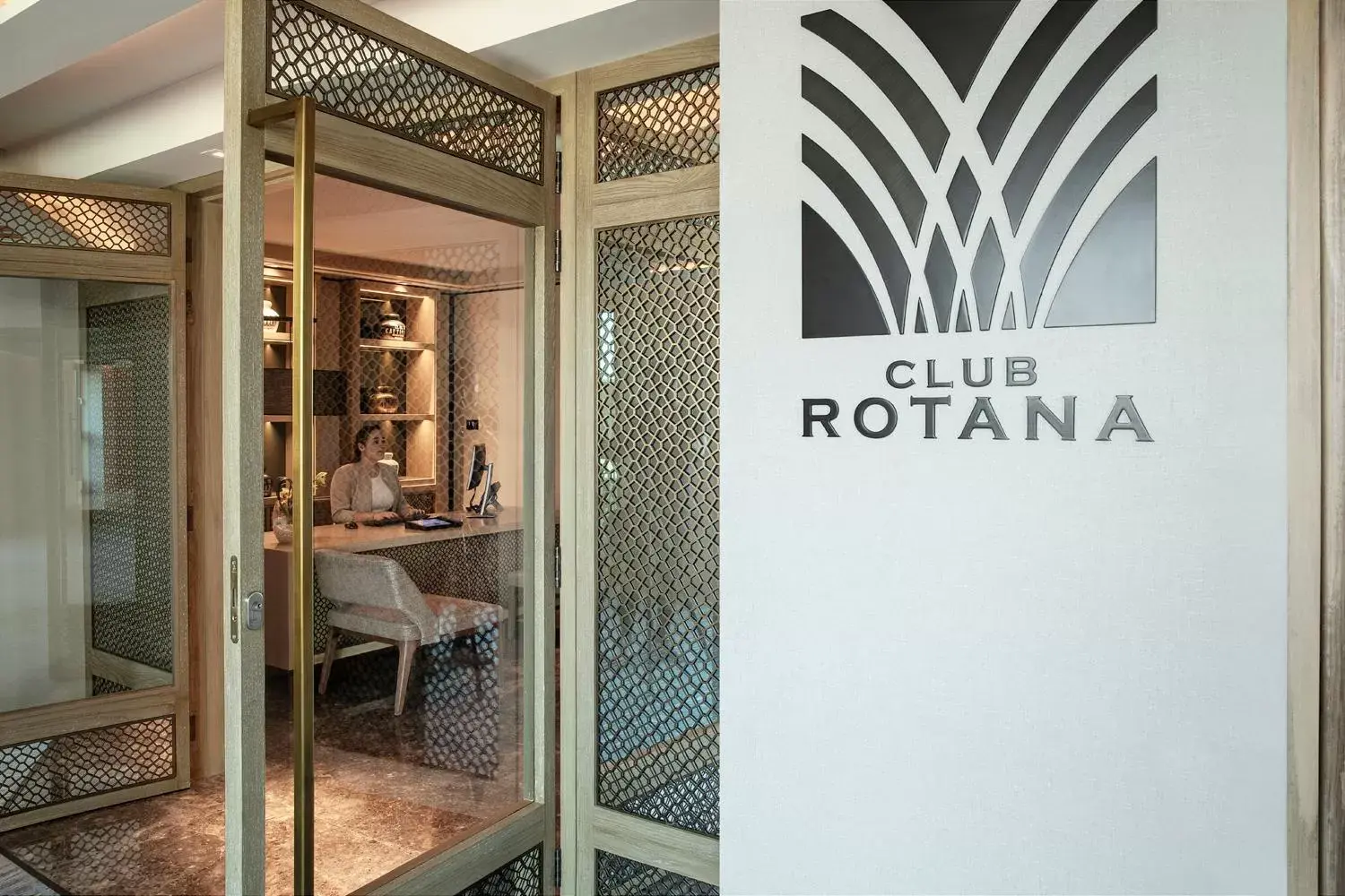 Lounge or bar in Saadiyat Rotana Resort and Villas