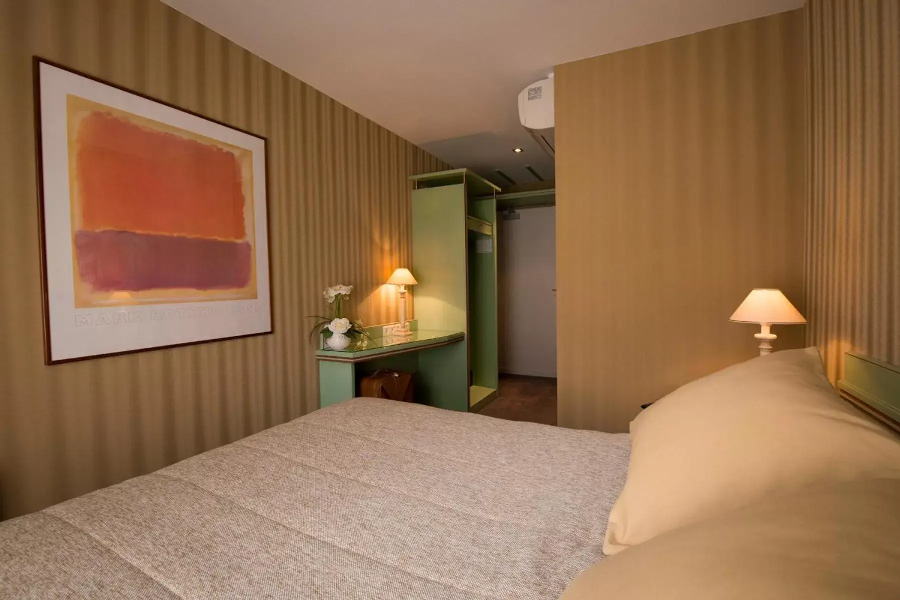 Bedroom, Bed in Hôtel EUROPE