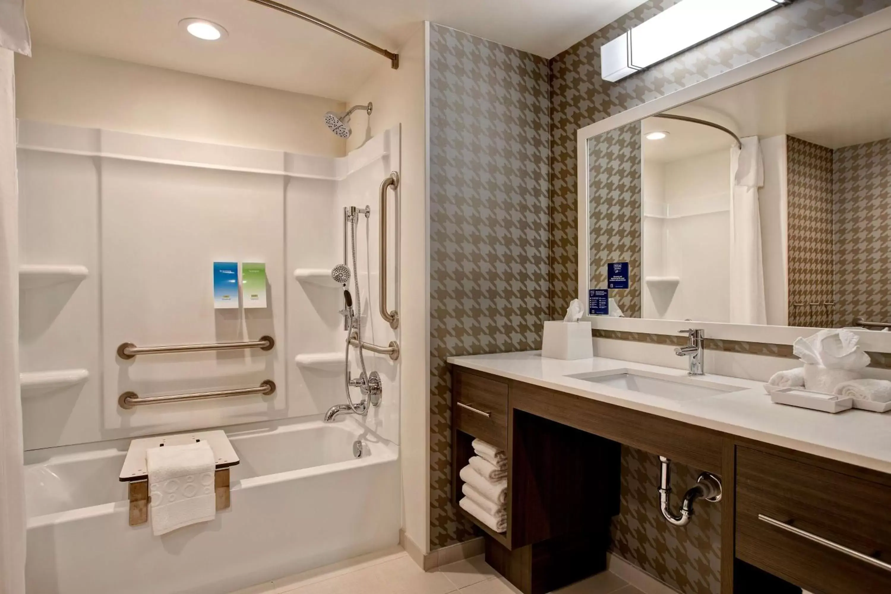 Bathroom in Home2 Suites By Hilton Carmel Indianapolis